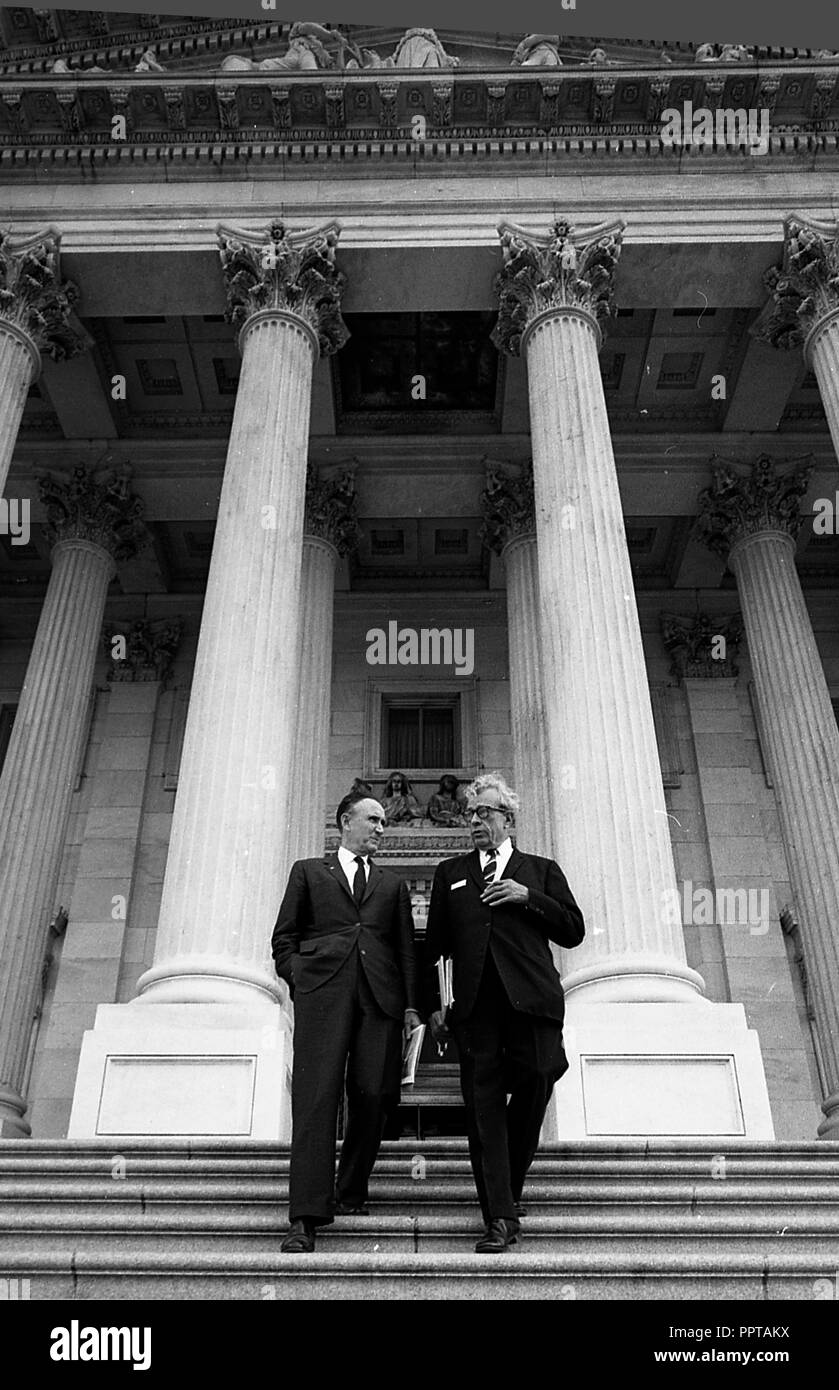 Washington, DC 1964/06/12 il leader della maggioranza del Senato Mike Mansfield e Senato leader della minoranza Everett Dirksen conferiscono circa il tramonto sulla scalinata del Campidoglio degli Stati Uniti su Giugno 12th, 1964. Foto di Dennis Brack Foto Stock