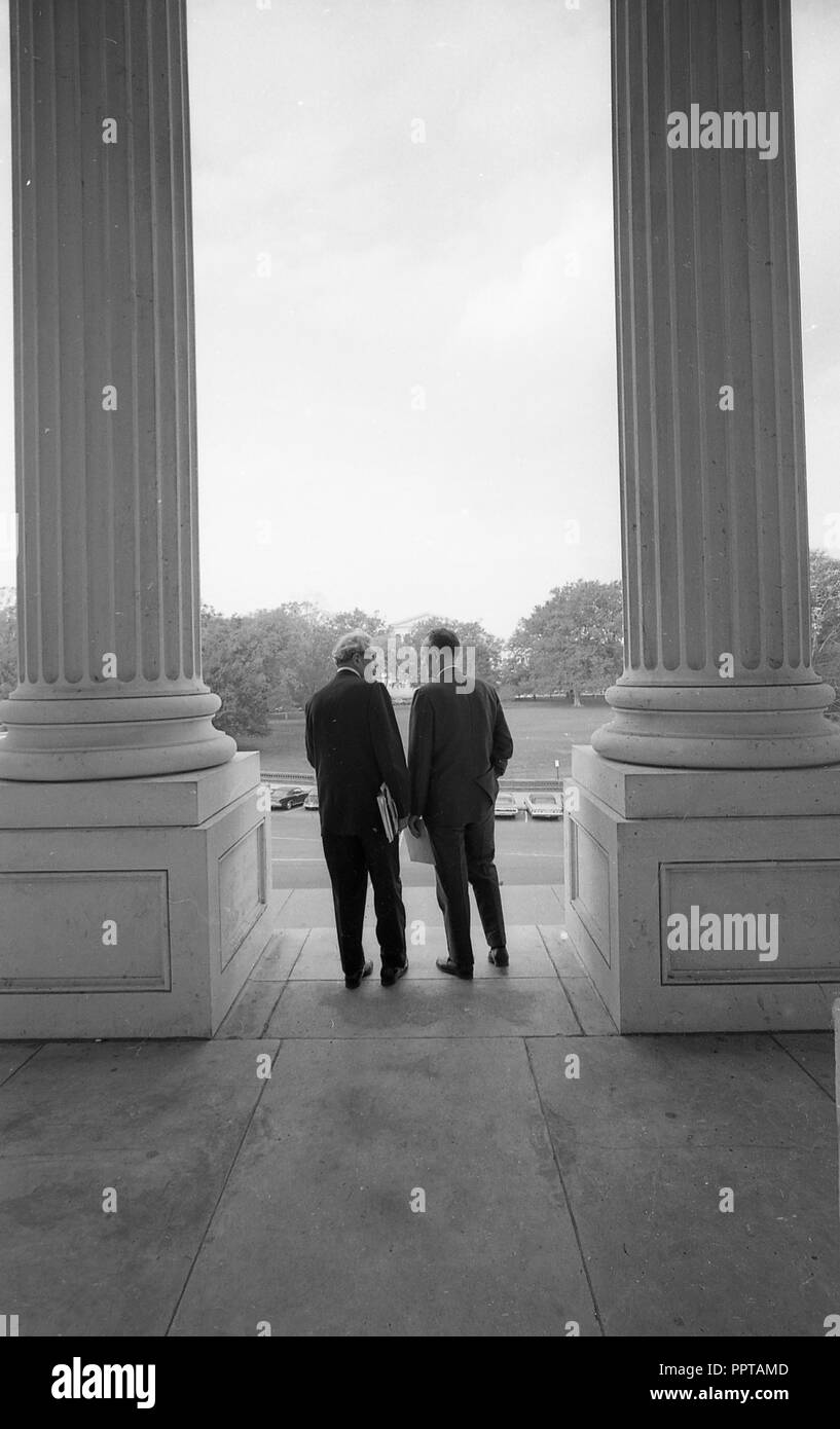 1964/06/12 il leader della maggioranza del Senato Mike Mansfield e Senato leader della minoranza Everett Dirksen conferiscono circa il tramonto sulla scalinata del Campidoglio degli Stati Uniti su Giugno 12th, 1964. Foto di Dennis Brack Foto Stock