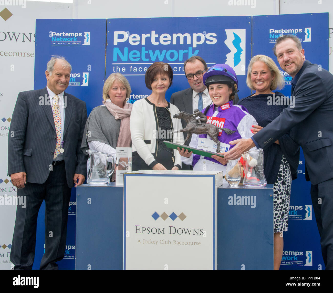 Bob è stato campione presente al La Champions Pertemps Willberry carità Derby, una gara di carità cavalcato da coloro che hanno un pegno per raccogliere fondi per il campione di Bob il cancro fiducia e della Hannah Willberry Pony di meraviglia della carità. La gara è stata eseguita sulla famosa Epsom Derby corso ed è stato vinto da 16-anno-vecchio re della Georgia su Sula isola addestrati da suo padre Alan Re. Dotato di: Bob Champion, atmosfera, Georgia Re dove: EPSOM SURREY, Regno Unito quando: 27 Ago 2018 Credit: Paul Taylor/WENN.com Foto Stock