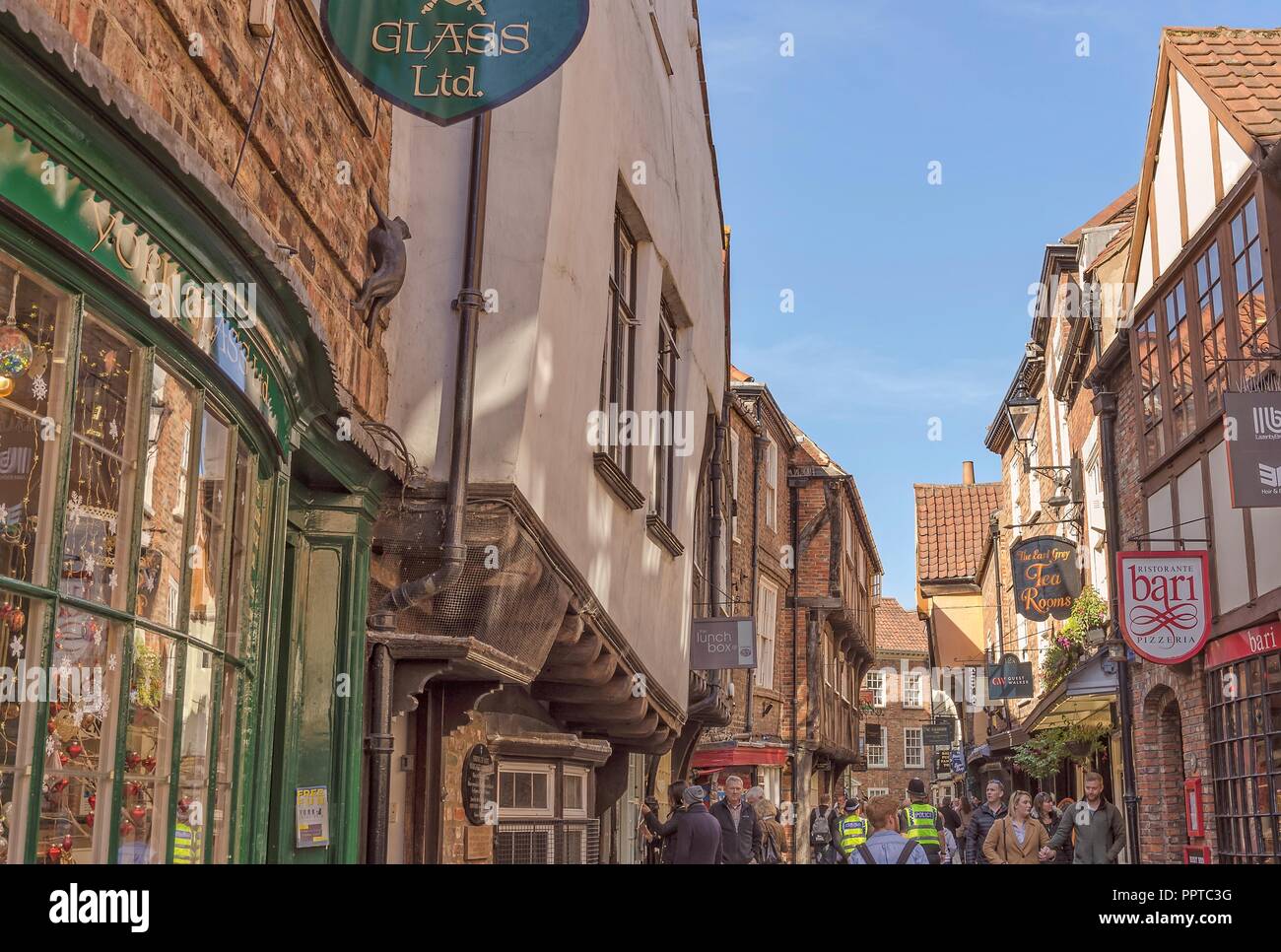 Il pittoresco e storico di caos a York. I turisti sono lo shopping e forze di polizia sono di pattuglia. Foto Stock