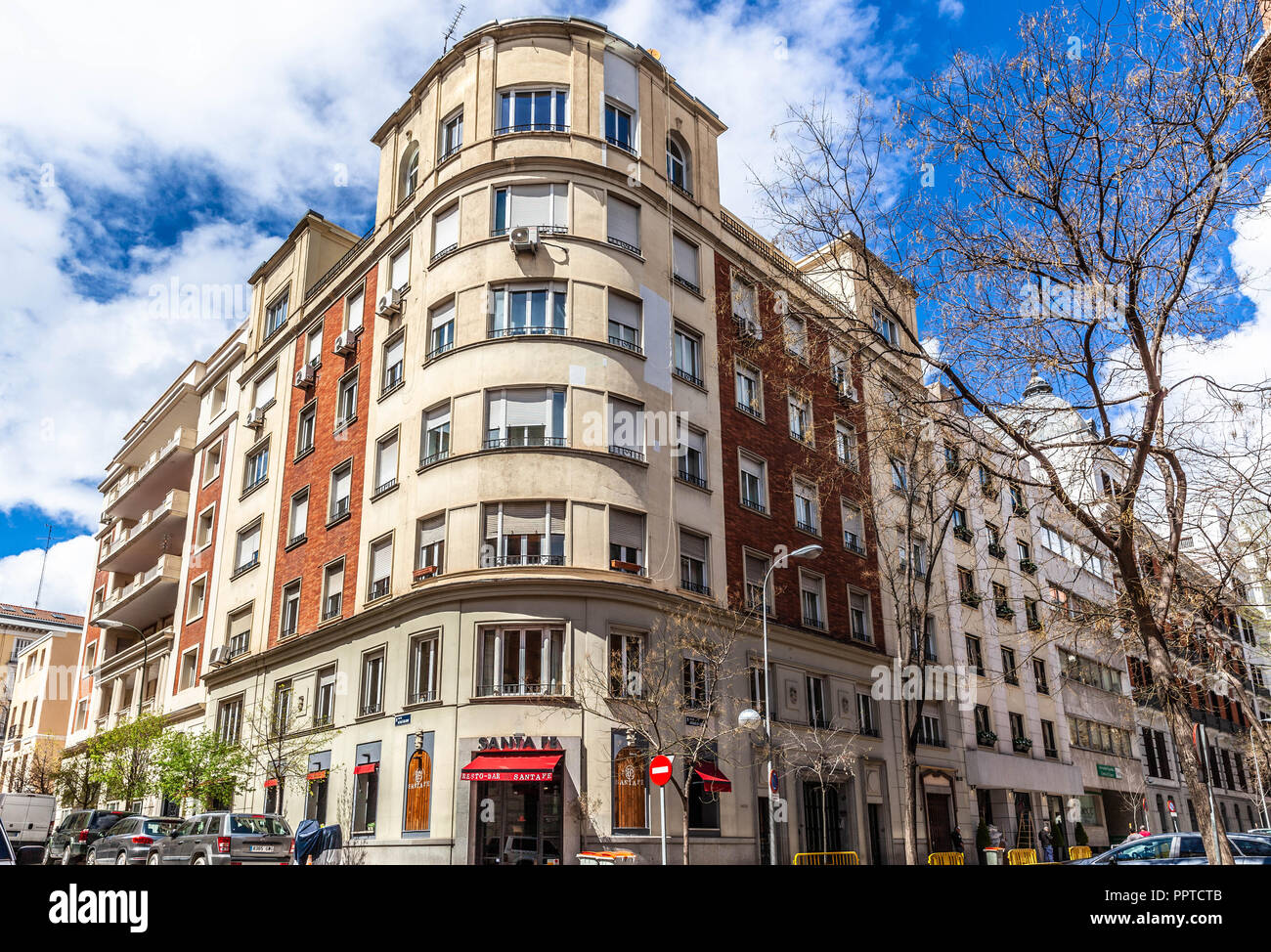 Un edificio residenziale di media altezza all'angolo tra calle Amador de los Ríos e calle de Alcalá Galiano, Madrid, Spagna. Foto Stock