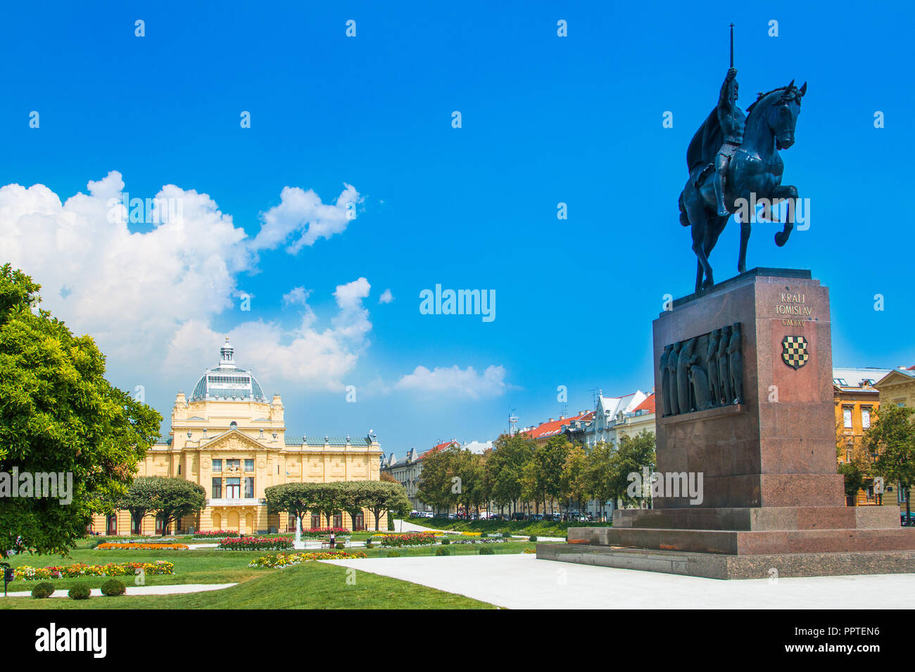 Zagabria, Croazia, vista panoramica sul re Tomislav statua e padiglione di arte, in estate. Testo croato sul monumento significa 'Re Tomislav, 925' in Engli Foto Stock