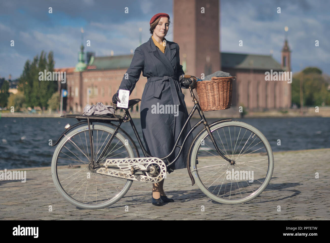 Stoccolma, Svezia, Settembre 22, 2018: Bici in tweed tour in bicicletta con bici vintage e vestiti. Prima di iniziare con sfondo del municipio. Foto Stock