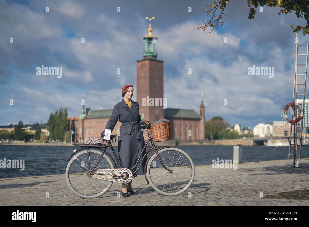 Stoccolma, Svezia, Settembre 22, 2018: Bici in tweed tour in bicicletta con bici vintage e vestiti. Prima di iniziare con sfondo del municipio. Foto Stock