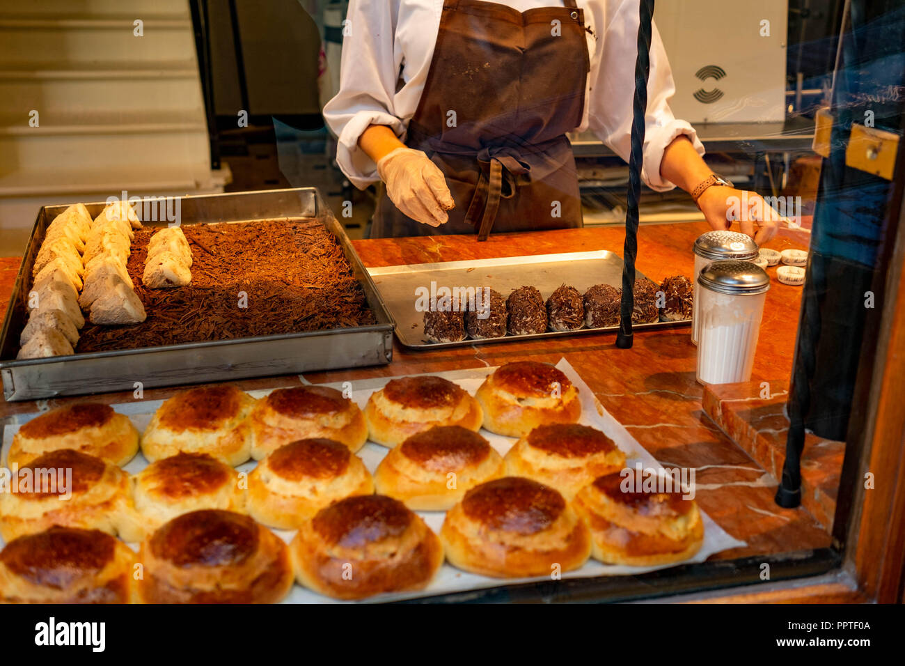 Baker lavora nel panificio Foto Stock