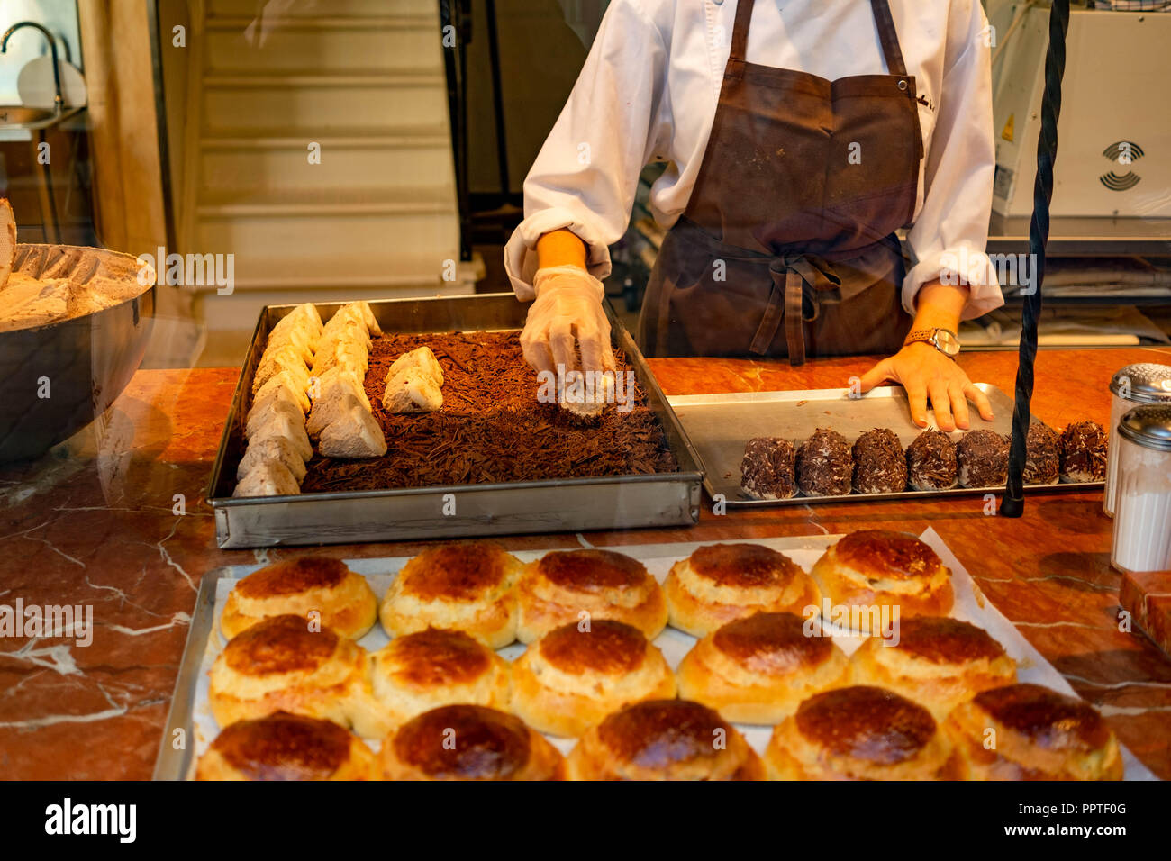 Baker lavora nel panificio Foto Stock