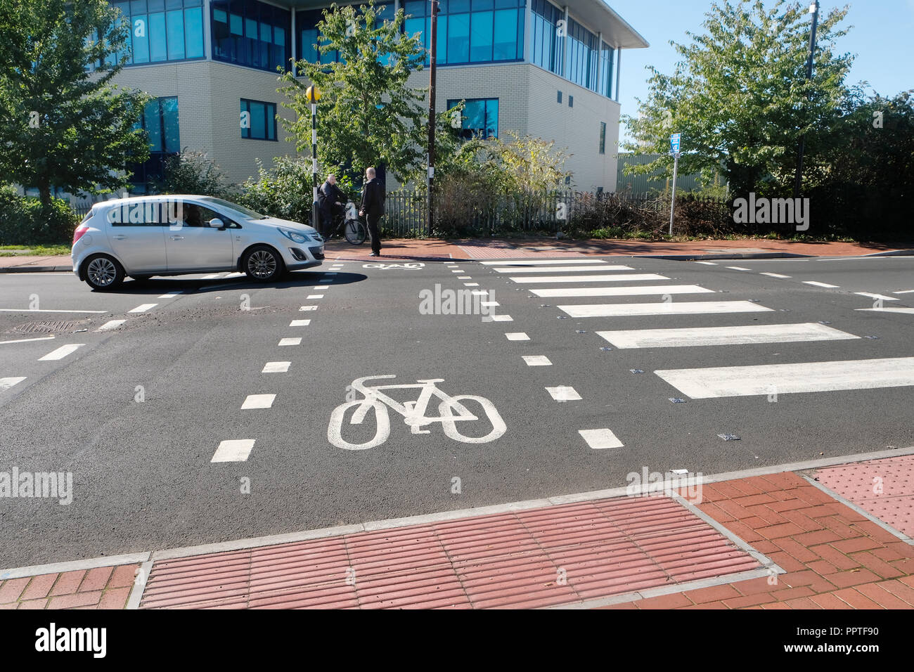 Settembre 2018 - specifiche del ciclo su strada incrocio autostradale in una trafficata strada principale nel centro di Cardiff Foto Stock