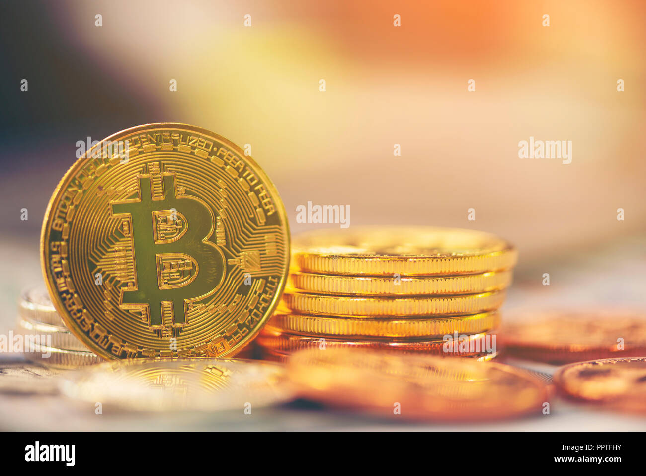 La versione fisica di Bitcoin (nuovo denaro virtuale) e banconote di un dollaro. Bitcoin Exchange per un dollaro. Immagine concettuale di tutto il mondo per il cryptocurre Foto Stock