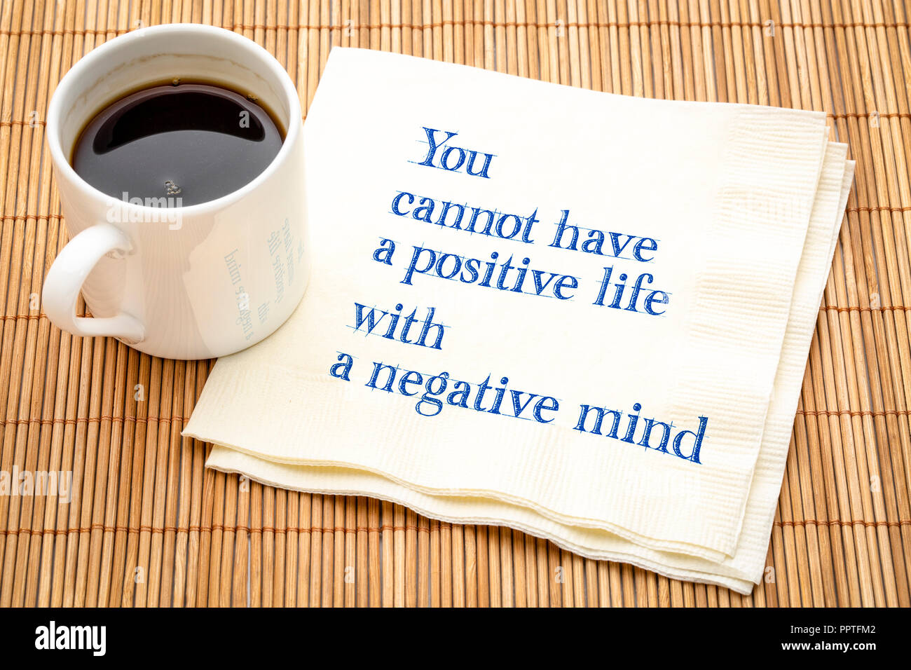 Non è possibile avere una vita positiva con una negativa mente - inspiraitonal testo su un tovagliolo con una tazza di caffè Foto Stock