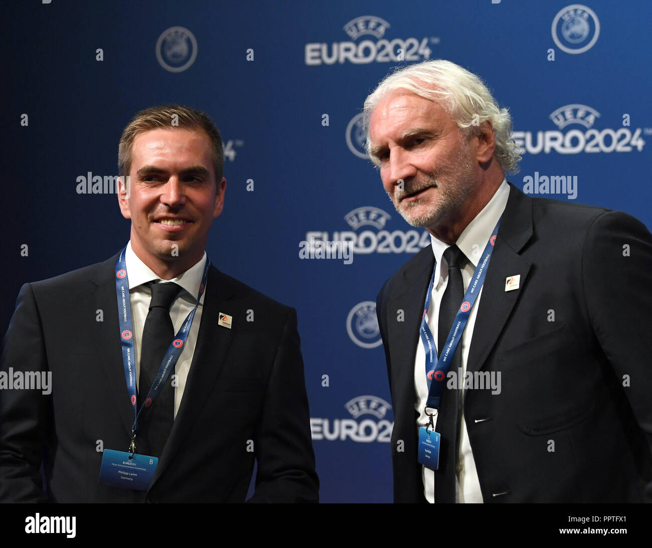 Nyon, Svizzera. Il 27 settembre, 2018. Annuncio di calcio dell'ospite del 2024 Campionato Europeo: ambasciatore europeo Philipp Lahm (l) e Rudi Völler della delegazione tedesca durante la cerimonia di annuncio per il 2024 il Campionato Europeo di calcio. La Germania è l'hosting del 2024 il Campionato Europeo di calcio. Associazioni di calcio dalla Germania e Turchia aveva applicato ad ospitare il 2024 del Campionato Europeo. Credito: Soeren Stache/dpa/Alamy Live News Foto Stock