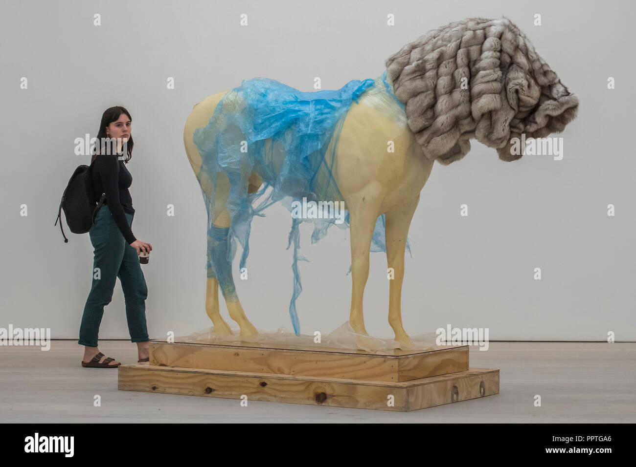 Londra, Regno Unito. Il 27 settembre 2018. Steve Vescovo, è difficile fare un cavalletto, 2009 - Black Mirror la nuova mostra alla Saatchi Gallery di arte del ruolo di satira sociale - presenta il lavoro di 26 artisti contemporanei. Si va dal 28 Set 18 al 13 Gen 19. Credito: Guy Bell/Alamy Live News Foto Stock