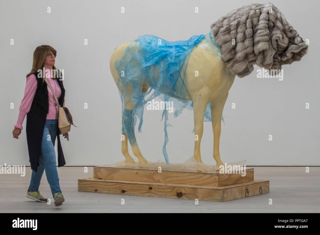 Londra, Regno Unito. Il 27 settembre 2018. Steve Vescovo, è difficile fare un cavalletto, 2009 - Black Mirror la nuova mostra alla Saatchi Gallery di arte del ruolo di satira sociale - presenta il lavoro di 26 artisti contemporanei. Si va dal 28 Set 18 al 13 Gen 19. Credito: Guy Bell/Alamy Live News Foto Stock