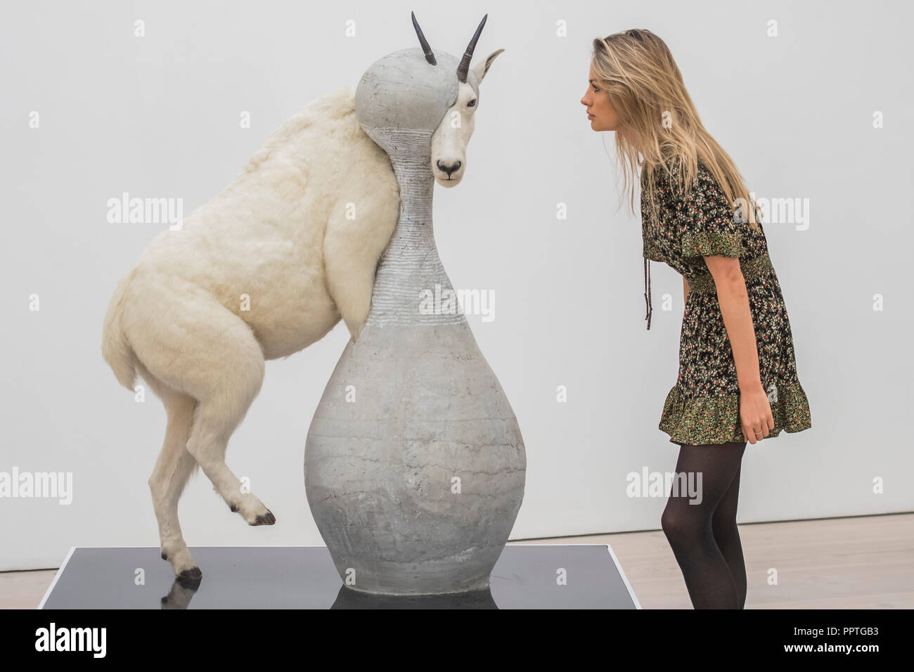 Londra, Regno Unito. Il 27 settembre 2018. Steve Vescovo, Christian Dior - J'adore (capre di montagna) (2 visualizzazioni e 1 dettaglio), 2008 - Black Mirror la nuova mostra alla Saatchi Gallery di arte del ruolo di satira sociale - presenta il lavoro di 26 artisti contemporanei. Si va dal 28 Set 18 al 13 Gen 19. Credito: Guy Bell/Alamy Live News Foto Stock