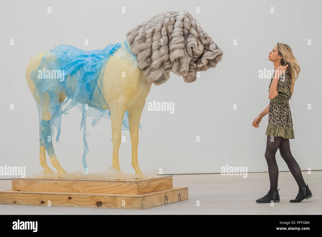 Londra, Regno Unito. Il 27 settembre 2018. Steve Vescovo, Christian è difficile fare un cavalletto, 2009 - Black Mirror la nuova mostra alla Saatchi Gallery di arte del ruolo di satira sociale - presenta il lavoro di 26 artisti contemporanei. Si va dal 28 Set 18 al 13 Gen 19. Credito: Guy Bell/Alamy Live News Foto Stock