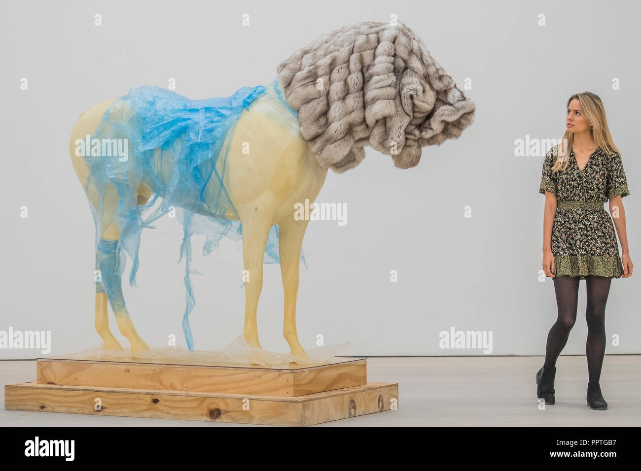 Londra, Regno Unito. Il 27 settembre 2018. Steve Vescovo, Christian è difficile fare un cavalletto, 2009 - Black Mirror la nuova mostra alla Saatchi Gallery di arte del ruolo di satira sociale - presenta il lavoro di 26 artisti contemporanei. Si va dal 28 Set 18 al 13 Gen 19. Credito: Guy Bell/Alamy Live News Foto Stock