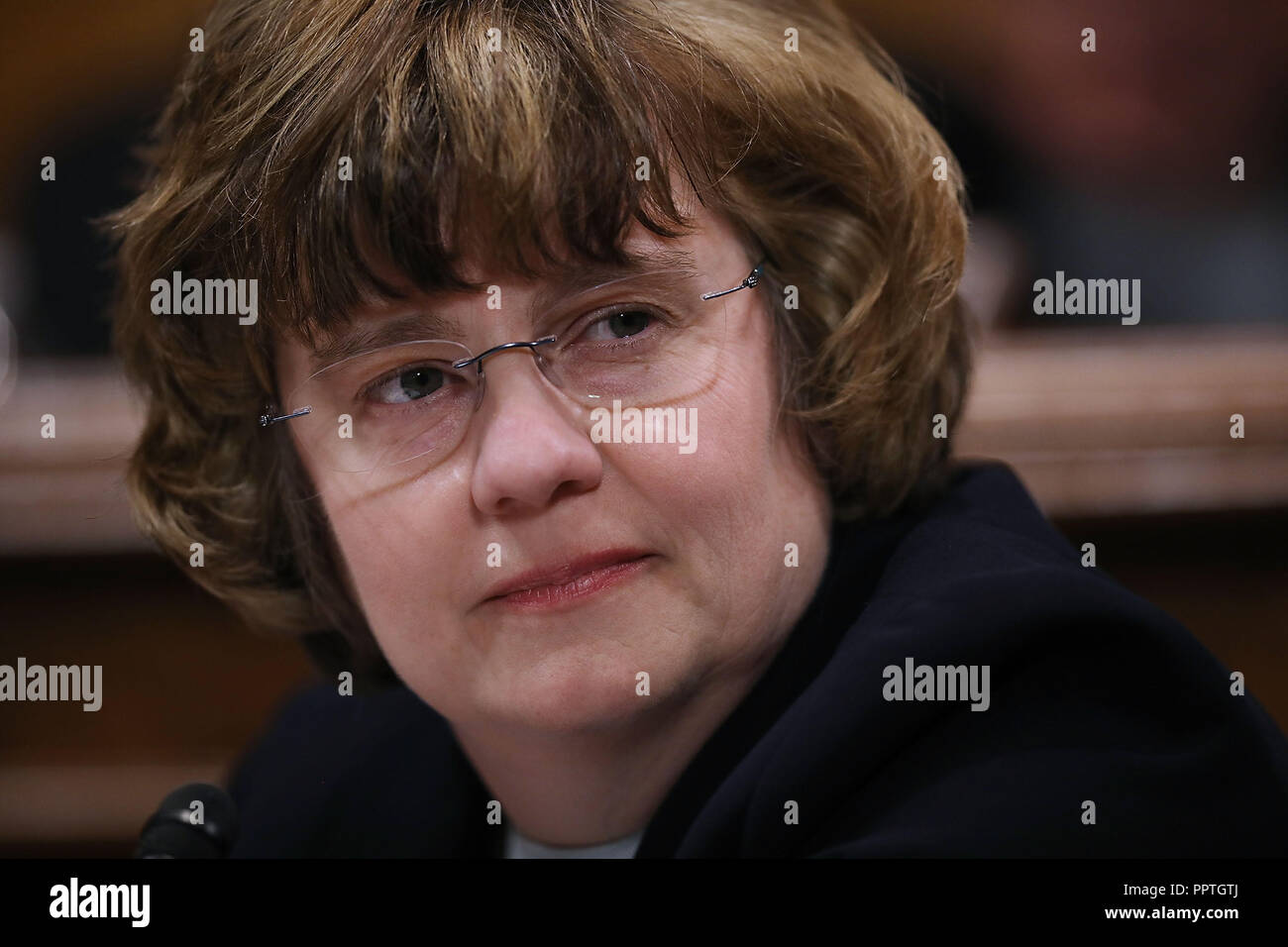 WASHINGTON, DC - 27 settembre: Rachel Mitchell, il capo delle Vittime speciali divisione della contea di Maricopa attorneyÕs ufficio in Arizona, si prepara a questione Christine Blasey Ford a nome dei deputati repubblicano del senato Comitato Giudiziario del senato Dirksen Edificio per uffici a Capitol Hill Settembre 27, 2018 a Washington, DC. Un professore a Palo Alto università e ricerca un psicologo presso la Stanford University School of Medicine, Ford ha accusato la Corte suprema il giudice designato Brett Kavanaugh di aver molestato sessualmente il suo durante una festa nel 1982 quando erano di alta scuola studen Foto Stock