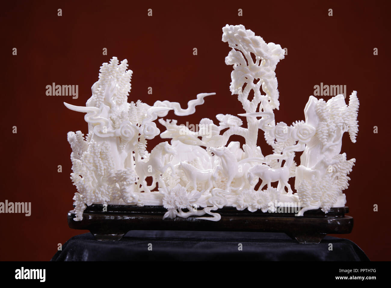 Yangxin, Yangxin, Cina. Il 27 settembre, 2018. Yangxin, CINA-squisite opere d'arte di osso bovino carving è realizzato dall'artista folk Zhao Xidong in Yangxin, est Chinaââ'¬â"¢s Provincia di Shandong. Credito: SIPA Asia/ZUMA filo/Alamy Live News Foto Stock Yangxin, Yangxin, Cina. Il 27 settembre, 2018. Yangxin, CINA-squisite opere d'arte di osso bovino carving è realizzato dall'artista folk Zhao Xidong in Yangxin, est Chinaââ'¬â"¢s Provincia di Shandong. Credito: SIPA Asia/ZUMA filo/Alamy Live News Foto Stock