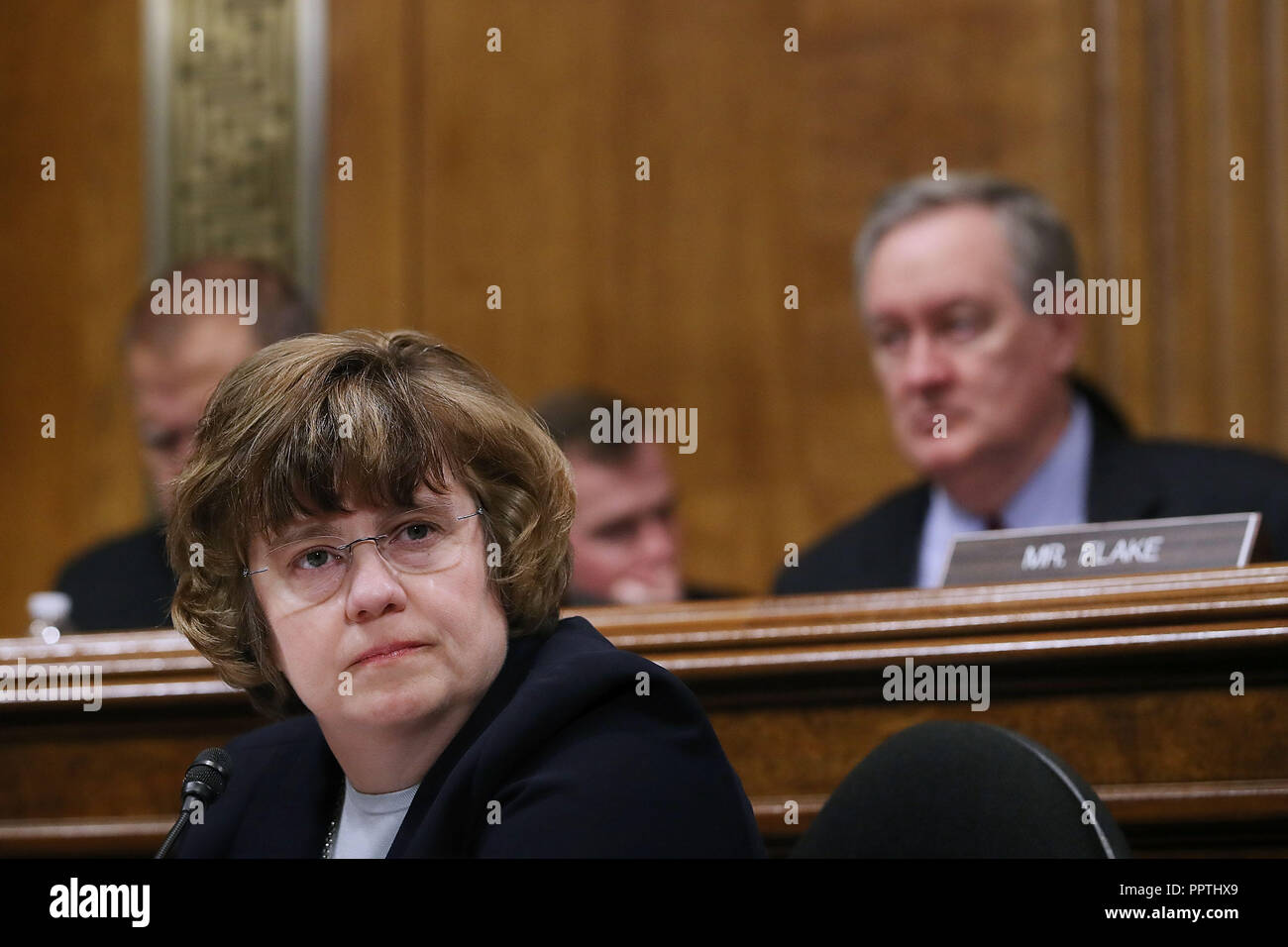 WASHINGTON, DC - 27 settembre: Rachel Mitchell, il capo delle Vittime speciali divisione della contea di Maricopa attorneyÕs ufficio in Arizona, si prepara a questione Christine Blasey Ford a nome dei deputati repubblicano del senato Comitato Giudiziario del senato Dirksen Edificio per uffici a Capitol Hill Settembre 27, 2018 a Washington, DC. Un professore a Palo Alto università e ricerca un psicologo presso la Stanford University School of Medicine, Ford ha accusato la Corte suprema il giudice designato Brett Kavanaugh di aver molestato sessualmente il suo durante una festa nel 1982 quando erano di alta scuola studen Foto Stock
