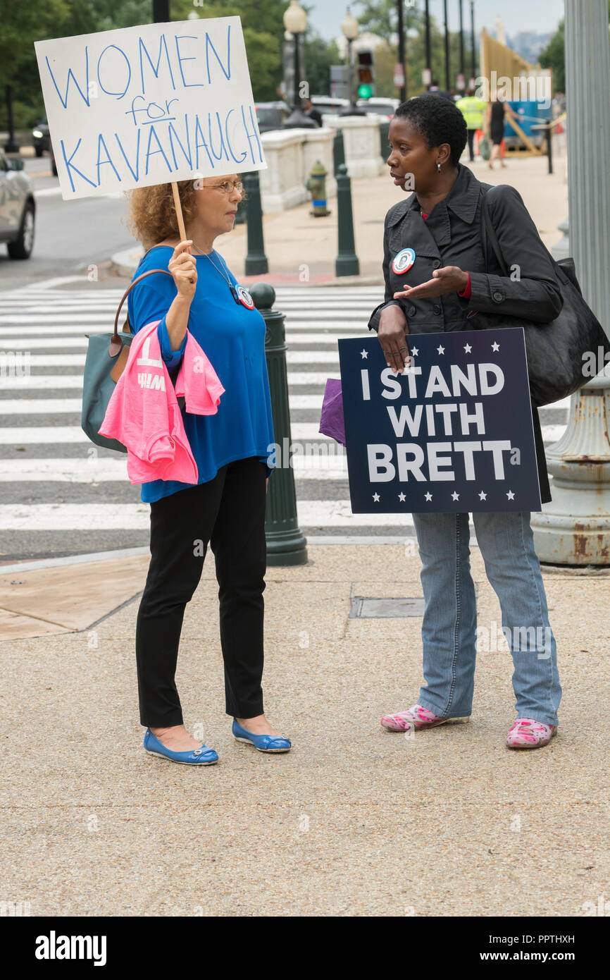 Washington, DC - 27 Settembre 2018: donne in attesa di supporto Rally Supreme Court Nominee Brett Kavanaugh Credito: Xavier Ascanio/Alamy Live News Foto Stock