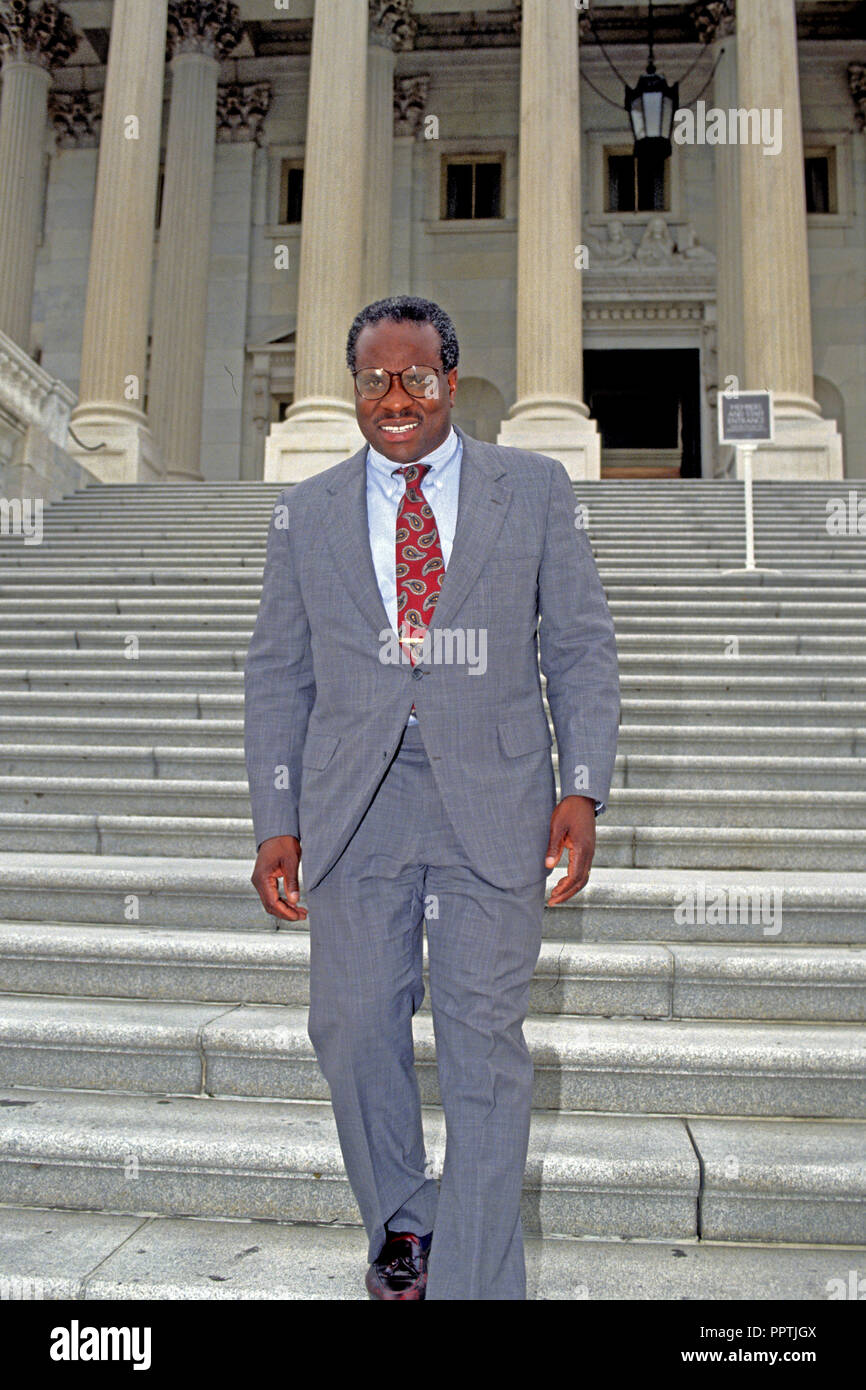 Washington DC. 7-9-1991 Clarence Thomas nominee per associare la giustizia della Corte suprema degli Stati Uniti cammina per fasi del Campidoglio Us Credit: Mark Reinstein Credito: Mark Reinstein/MediaPunch Foto Stock