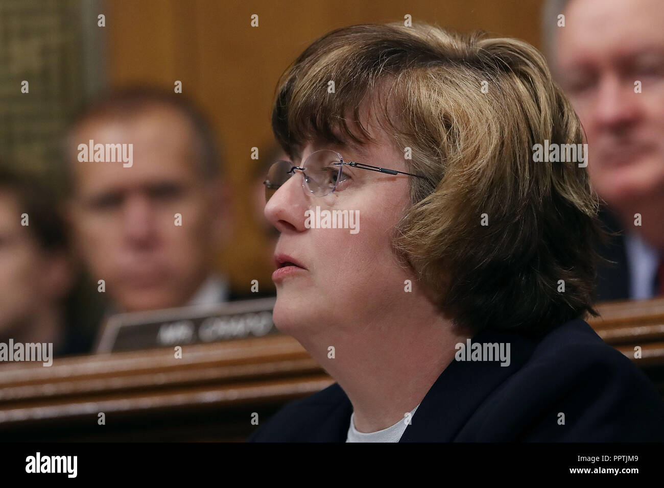 WASHINGTON, DC - 27 settembre: Rachel Mitchell, il capo delle Vittime speciali divisione della contea di Maricopa attorneyÕs ufficio in Arizona, domande Christine Blasey Ford a nome dei deputati repubblicano del senato Comitato Giudiziario del senato Dirksen Edificio per uffici a Capitol Hill Settembre 27, 2018 a Washington, DC. Un professore a Palo Alto università e ricerca un psicologo presso la Stanford University School of Medicine, Ford ha accusato la Corte suprema il giudice designato Brett Kavanaugh di aver molestato sessualmente il suo durante una festa nel 1982 quando erano studenti di scuola superiore in Subur Foto Stock