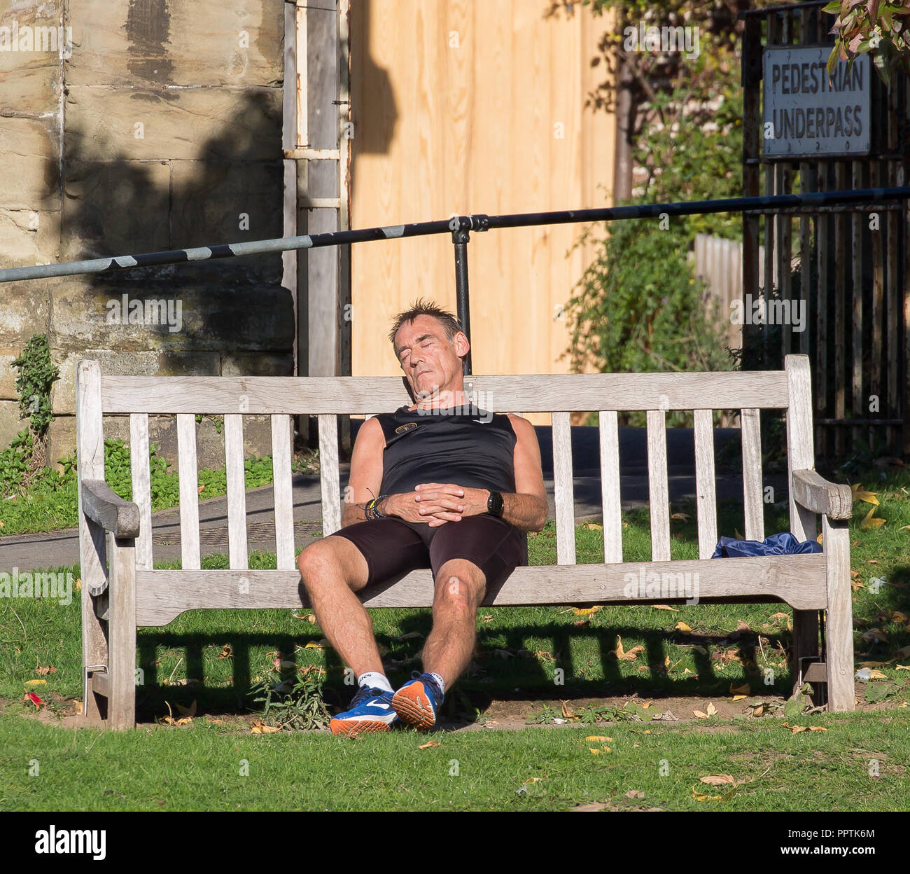 Bewdley, Regno Unito. 27 Settembre 2018. Tempo nel Regno Unito: Il calore glorioso del sole di oggi è solo troppo per alcune persone. Un uomo con outfit da running sportivo è visto qui su una panchina di parcheggio che prende un pisolino. Una pausa momentanea può presto diventare un sonno profondo e inaspettato quando il calore è acceso! Credit: Lee Hudson/Alamy Live News Foto Stock