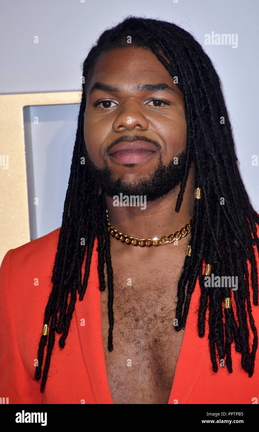 Londra, Regno Unito. Il 27 settembre 2018. MNEK partecipare è nata una stella UK Premiere a Vue Cinema, Leicester Square, London, Regno Unito 27 Settembre 2018. Credito: Picture Capital/Alamy Live News Foto Stock