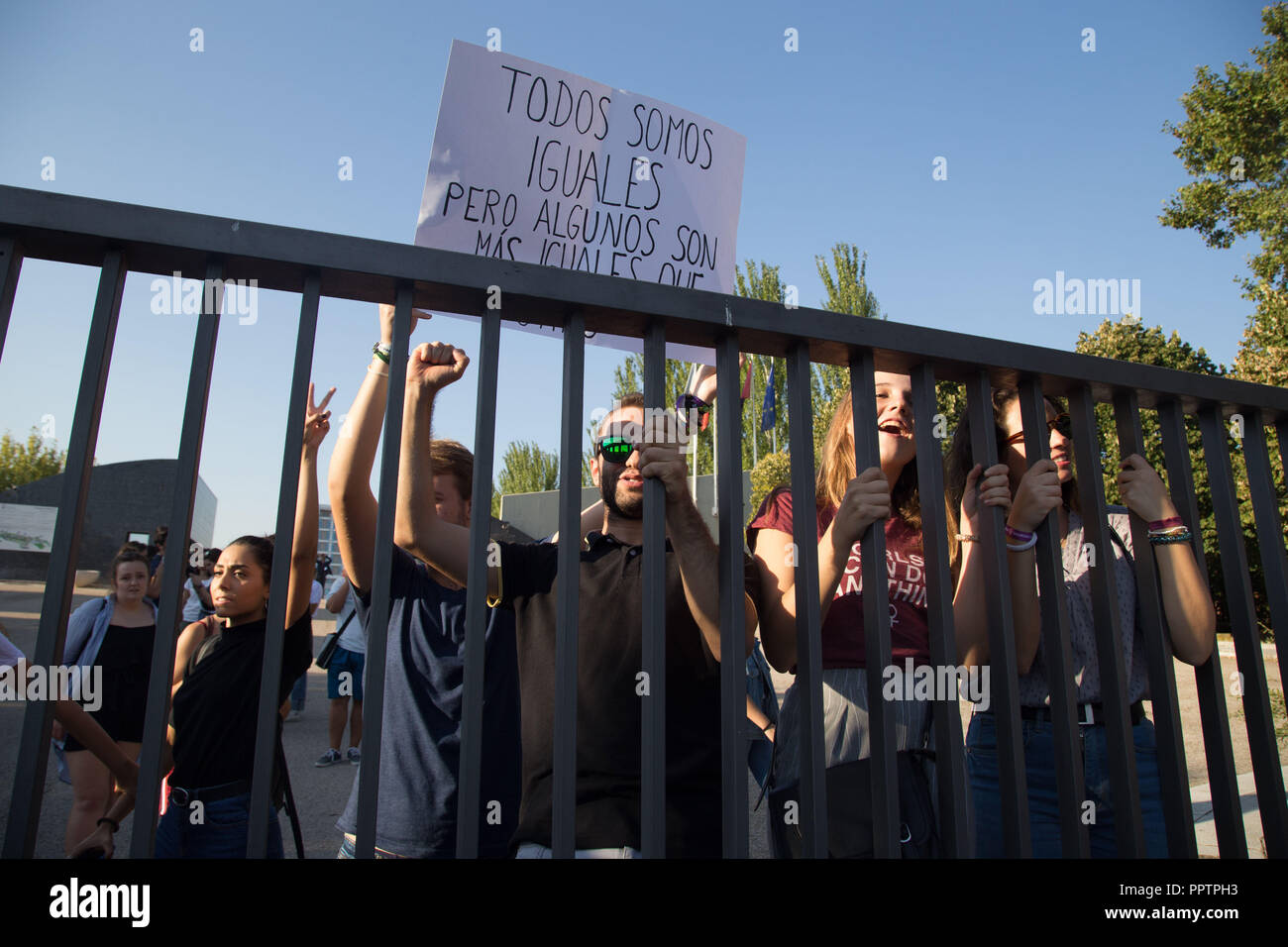 Settembre 27, 2018 - MÃ³Stoles, Spagna - Studenti visto protestare presso l'entrata dell'università durante lo sciopero.Gli studenti del Rey Juan Carlos University sciopero per protestare la perdita di prestigio dell'università ha sperimentato negli ultimi tempi come risultato degli scandali con i maestri che hanno influenzato il leader del PP, Pablo Casado, e che hanno causato le dimissioni di un ministro, Carmen MontÃ³n e il presidente di Madrid Cristina Cifuentes. Credito: Lito Lizana/SOPA Immagini/ZUMA filo/Alamy Live News Foto Stock