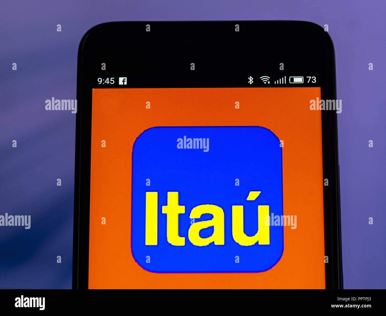 Kiev, Ucraina. Il 27 settembre, 2018. Itau Unibanco logo che si vede visualizzato sul telefono intelligente. Itau Unibanco è un brasiliano quotati in banca con sede in SÃ£o Paulo, Brasile. Credito: Igor Golovniov SOPA/images/ZUMA filo/Alamy Live News Foto Stock