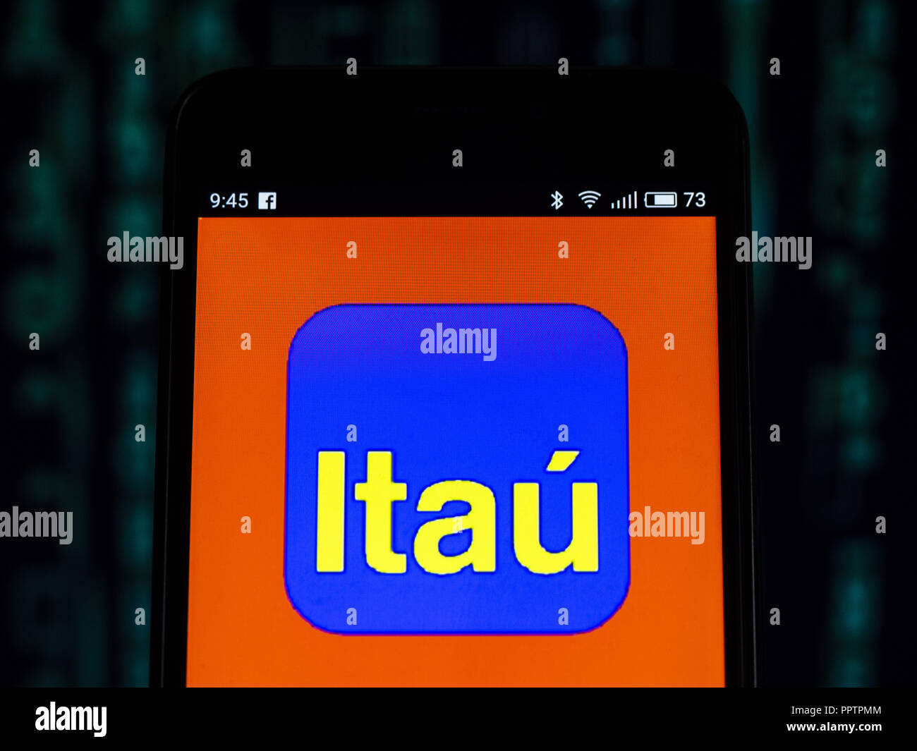 Kiev, Ucraina. Il 27 settembre, 2018. Itau Unibanco logo che si vede visualizzato sul telefono intelligente. Itau Unibanco è un brasiliano quotati in banca con sede in SÃ£o Paulo, Brasile. Credito: Igor Golovniov SOPA/images/ZUMA filo/Alamy Live News Foto Stock