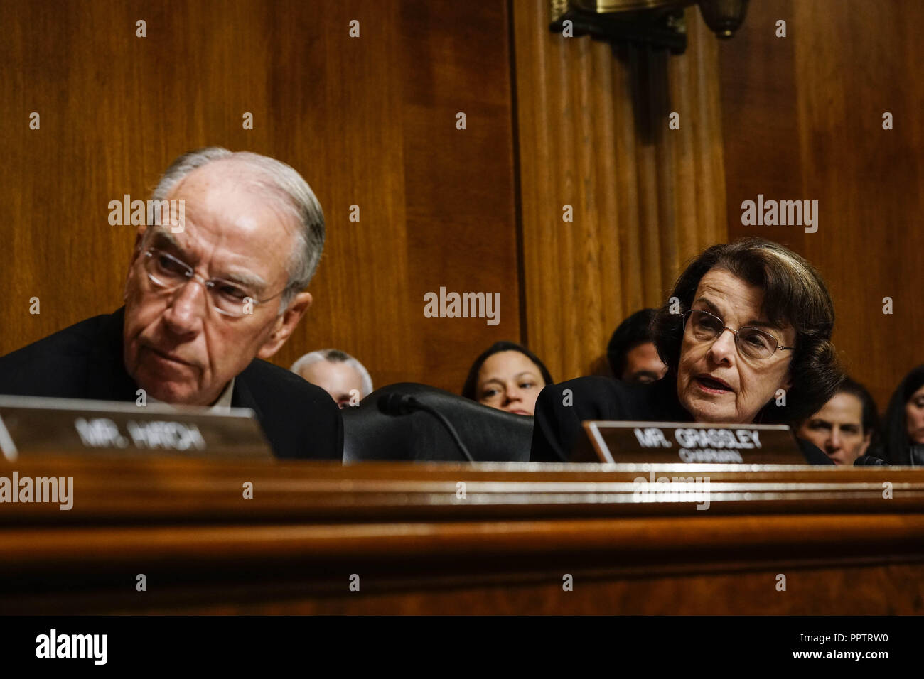 Washington, DC, Stati Uniti d'America. Il 27 settembre, 2018. Il senatore Charles Grassley E. (R-Iowa), il presidente del comitato, sinistra e Sen. Dianne Feinstein (D-Calif.), classifica gli stati, in corrispondenza di un sistema giudiziario del senato audizione del Comitato con il giudice Brett M. Kavanaugh giovedì, 27 settembre 2018 sulla Capitol Hill. (Foto di Melina Mara/il Washington Post) Credito: Melina Mara/CNP/ZUMA filo/Alamy Live News. Foto Stock