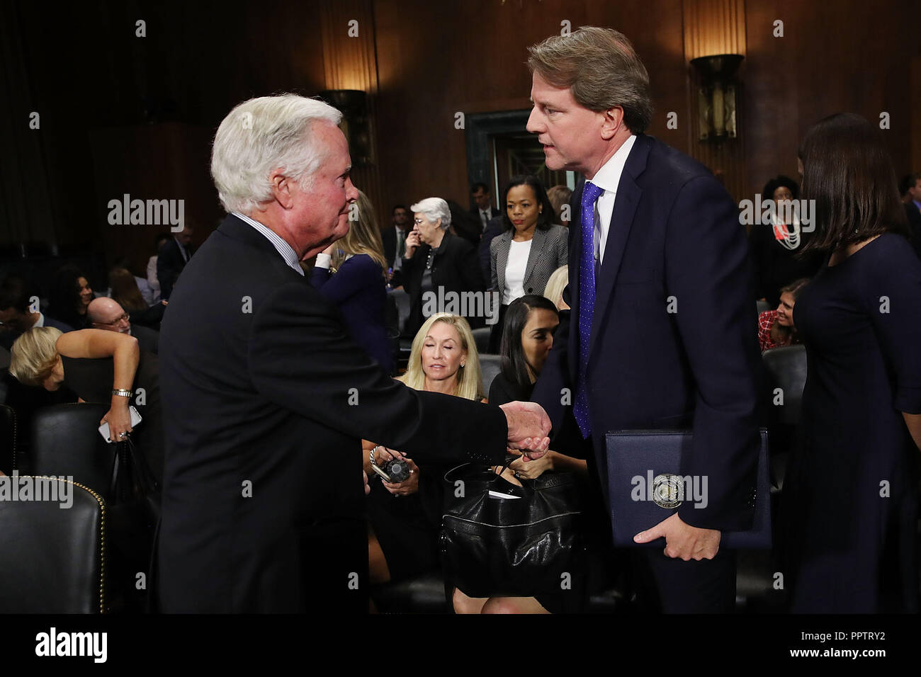 WASHINGTON, DC - 27 settembre: Giudice Brett Kavanaugh il padre di Everett Kavanaugh (L) scuote le mani con White House Counsel Don McGahn a conclusione della Corte suprema il giudice designato Brett Kavanaugh conferma dell' udienza dinanzi alla commissione giudiziaria del Senato in Senato Dirksen Edificio per uffici a Capitol Hill Settembre 27, 2018 a Washington, DC. Kavanaugh è stato chiamato a testimoniare circa rivendicazioni da Christine Blasey Ford, che ha accusato di aver molestato sessualmente il suo durante una festa nel 1982 quando erano studenti di scuola superiore nella periferia del Maryland. (Foto di vittoria McNamee/Getty Images) | usage Foto Stock