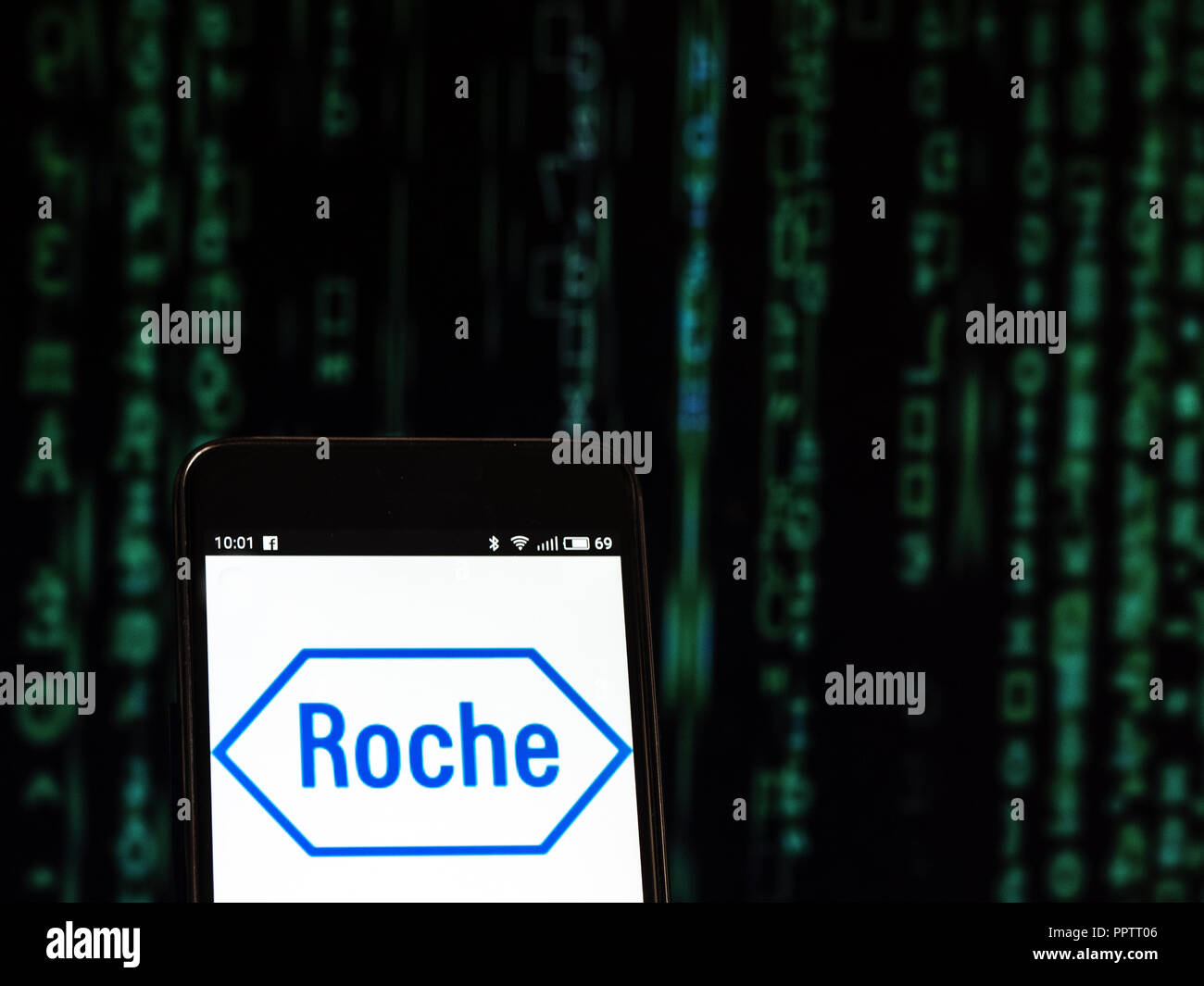 Kiev, Ucraina. Il 27 settembre, 2018. Hoffmann La Roche si vede il logo visualizzato sul telefono intelligente. F. Hoffmann-La Roche AG è una multinazionale svizzera azienda sanitaria che opera a livello mondiale con due divisioni: prodotti farmaceutici e di diagnostica. Credito: Igor Golovniov SOPA/images/ZUMA filo/Alamy Live News Foto Stock