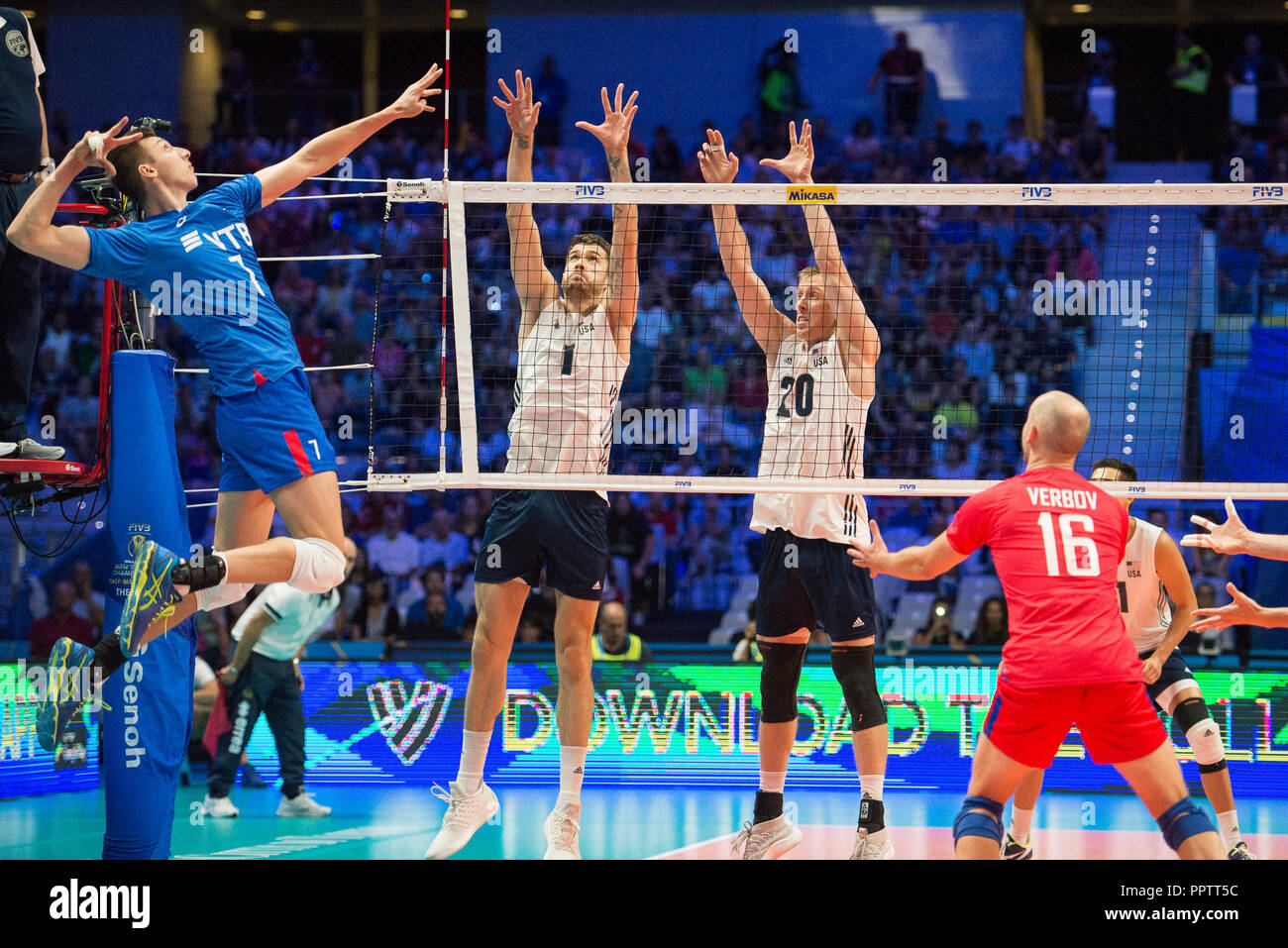 Torino Piemonte, Italia. Il 27 settembre, 2018. I giocatori degli Stati Uniti e la Russia durante il terzo round della USA vs Russia corrispondono per la FIVB Uomini del Campionato del Mondo 2018 Credit: Stefano Guidi/ZUMA filo/Alamy Live News Foto Stock