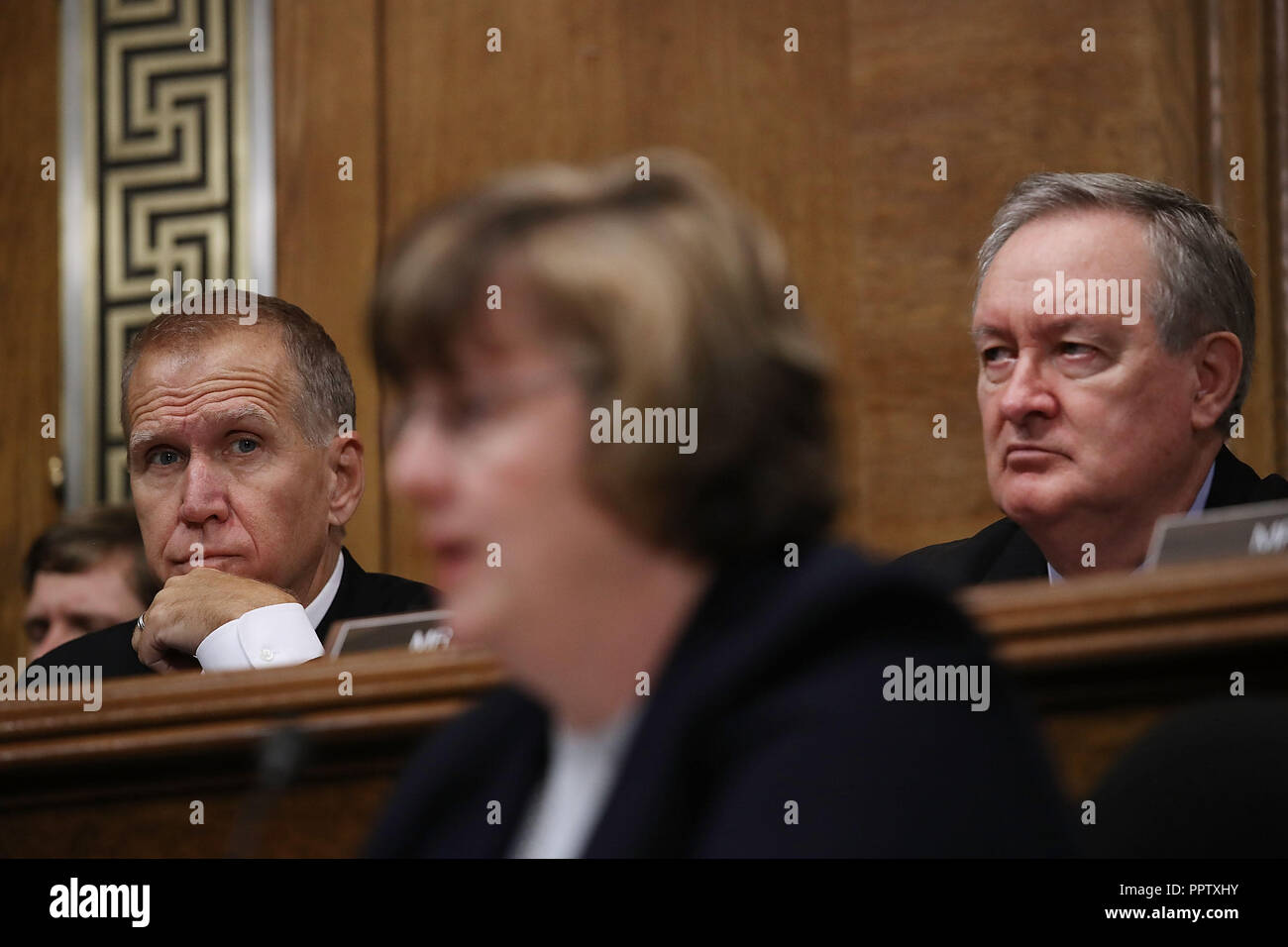 WASHINGTON, DC - 27 settembre: Potere Giudiziario del senato i membri del Comitato Sen. Thom Tillis (R-NC) (L) e il Sen. Mike Crapo (R-ID) (R) ascolta Rachel Mitchell, il capo delle Vittime speciali divisione della contea di Maricopa attorneyÕs ufficio in Arizona, questione Christine Blasey Ford nel corso di una audizione in Senato Dirksen Edificio per uffici a Capitol Hill Settembre 27, 2018 a Washington, DC. Un professore a Palo Alto università e ricerca un psicologo presso la Stanford University School of Medicine, Ford ha accusato la Corte suprema il giudice designato Brett Kavanaugh di aver molestato sessualmente la sua durante un par Foto Stock