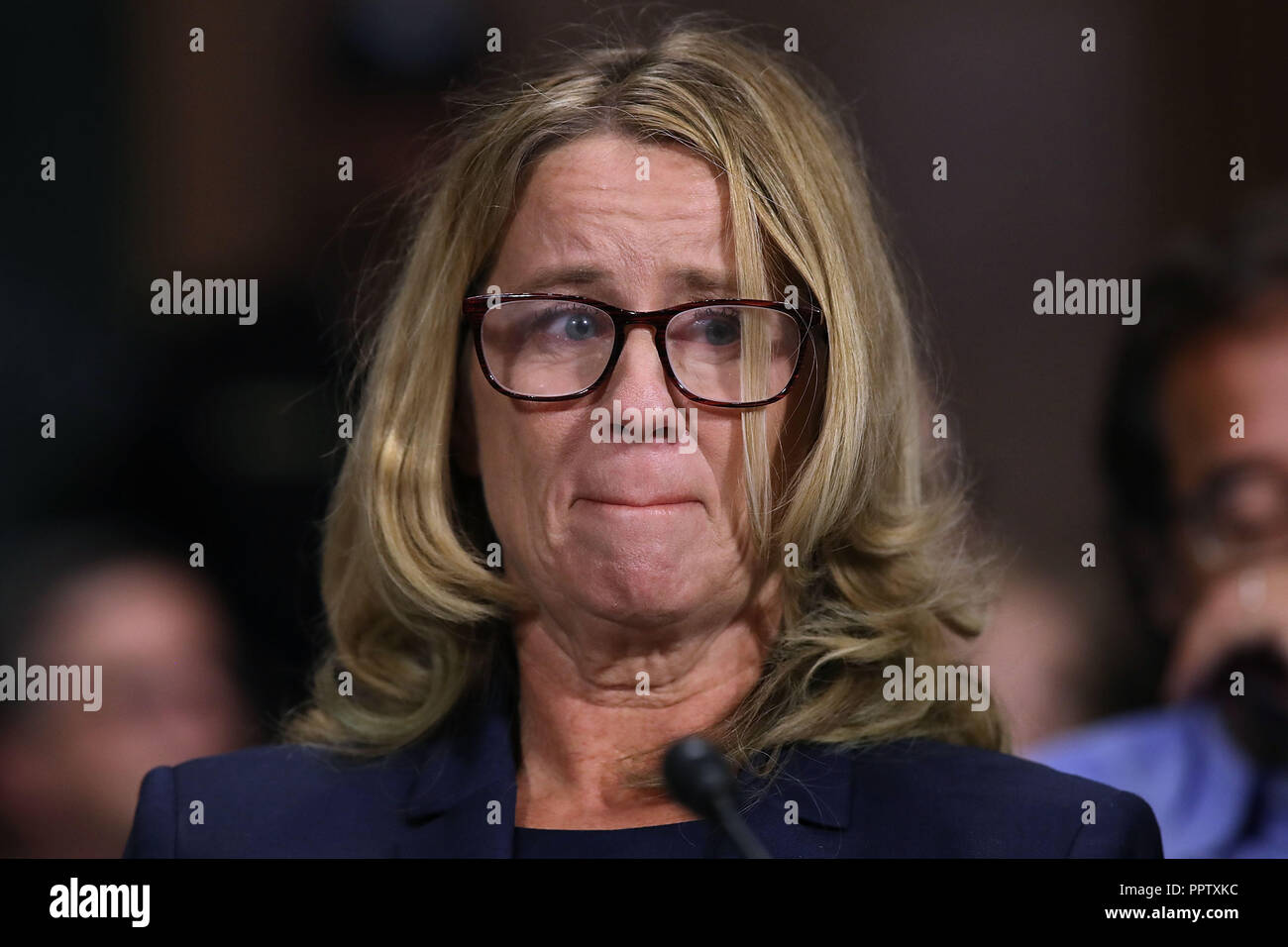 Washington, DC, Stati Uniti d'America. Il 27 settembre, 2018. Christine Blasey Ford testimonia davanti alla commissione giudiziaria del Senato in Senato Dirksen Edificio per uffici a Capitol Hill Settembre 27, 2018 a Washington, DC. Un professore a Palo Alto università e ricerca un psicologo presso la Stanford University School of Medicine, Ford ha accusato la Corte suprema il giudice designato Brett Kavanaugh di aver molestato sessualmente il suo durante una festa nel 1982 quando erano studenti di scuola superiore nella periferia del Maryland. ( Credit: Piscina Via Cnp/media/punzone Alamy Live News Foto Stock