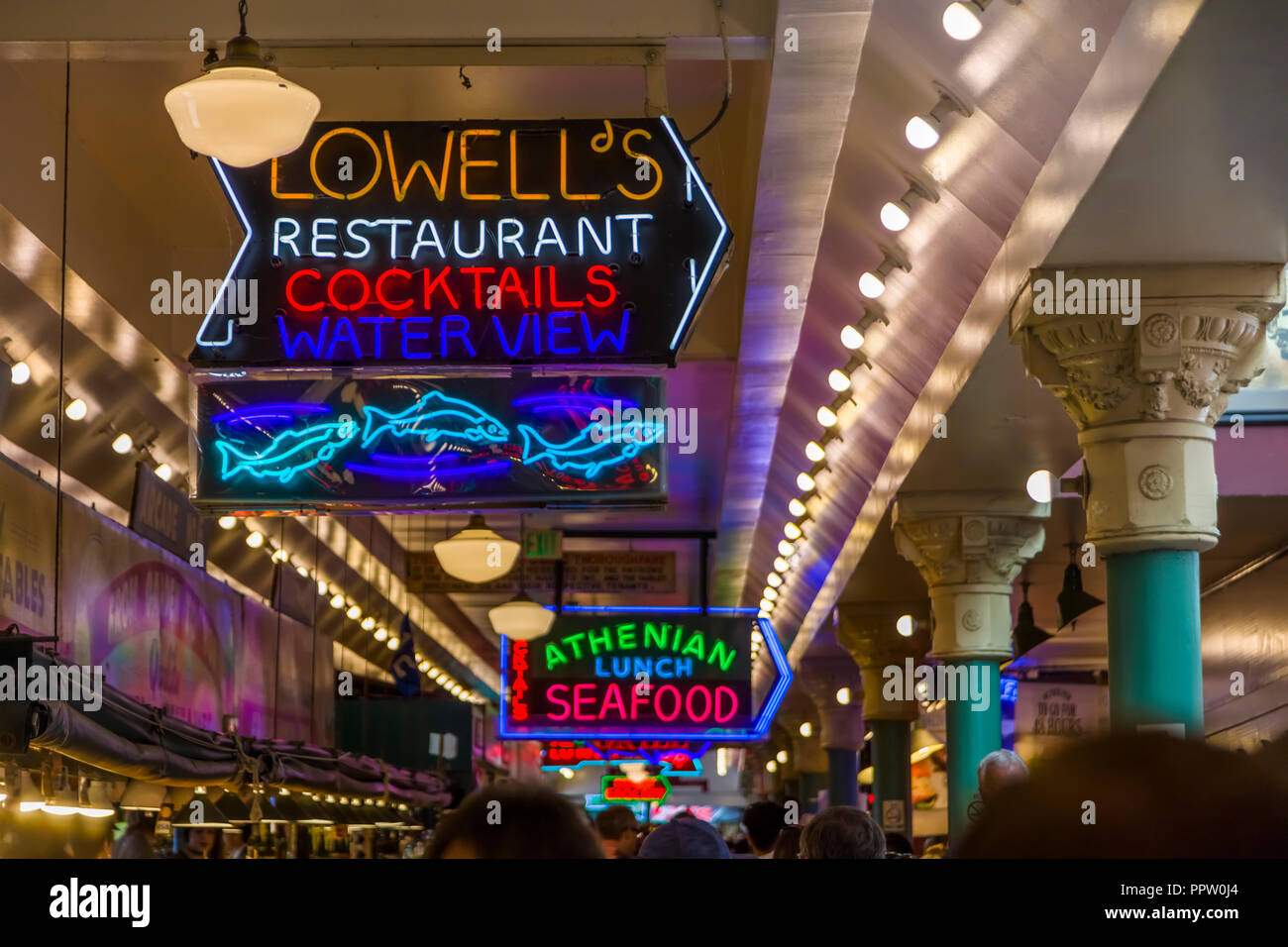 Insegne al neon dentro il Mercato di Pike Place in Seattle Washington uno dei più antichi azionato in modo continuo gli agricoltori pubblica " i mercati negli Stati Uniti Foto Stock