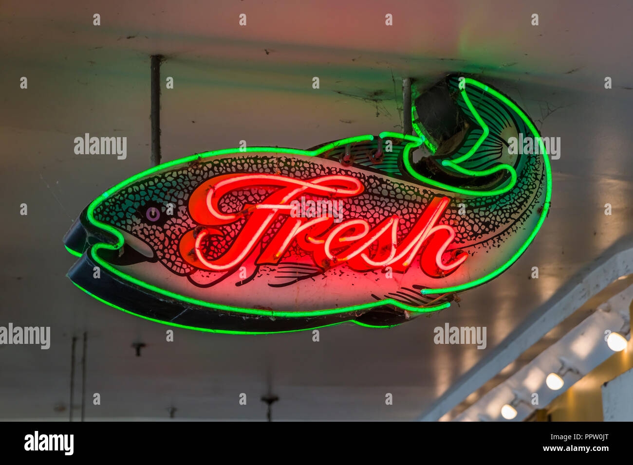 Insegne al neon dentro il Mercato di Pike Place in Seattle Washington uno dei più antichi azionato in modo continuo gli agricoltori pubblica " i mercati negli Stati Uniti Foto Stock
