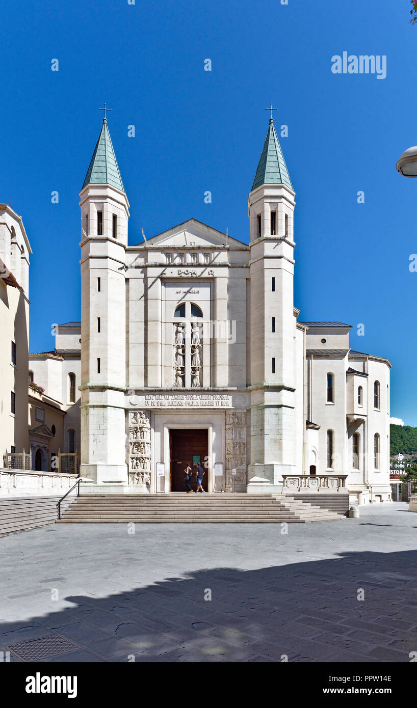 Cascia Umbria Italia. Basilica di Santa Rita, la famosa chiesa di pellegrinaggio di destinazione che contiene i resti del santo. Foto Stock