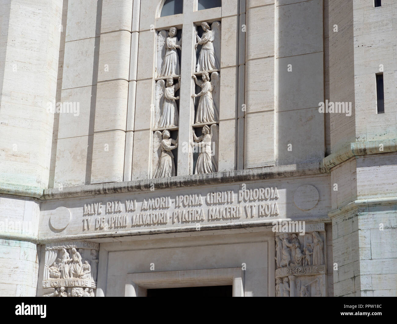 Cascia Umbria Italia. Basilica di Santa Rita, la famosa chiesa di pellegrinaggio di destinazione che contiene i resti del santo. Dettaglio anteriore. Foto Stock