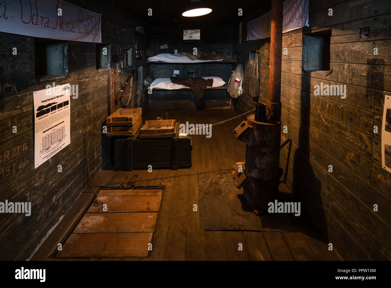 Jaworzyna slaska, Polonia - Agosto 2018 : Interno del vecchio treno in legno carrello utilizzato in passato per il trasporto dei soldati durante la guerra, Museo di in Foto Stock