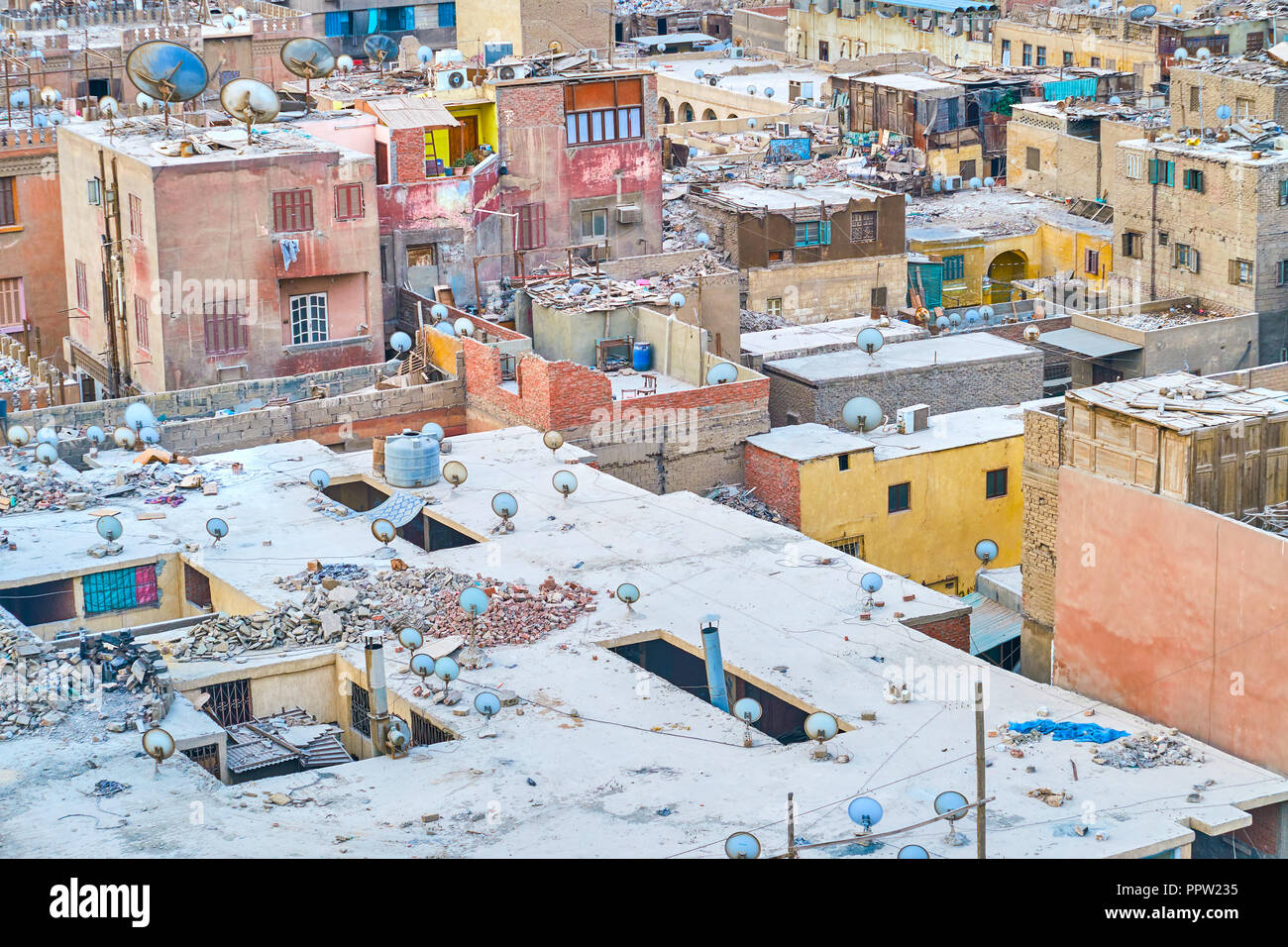 Le vecchie case sgangherato dello storico quartiere islamico con decine di antenne paraboliche sui tetti, Il Cairo, Egitto Foto Stock