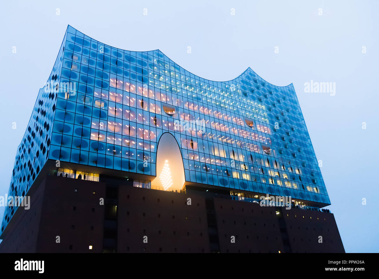 Amburgo, Germania, 3 Febbraio 2017: luci accese per Amburgo Elbphilharmonie concert hall, inaugurato il 11 gennaio 2017. Chiudere la vista dell'edificio. Foto Stock