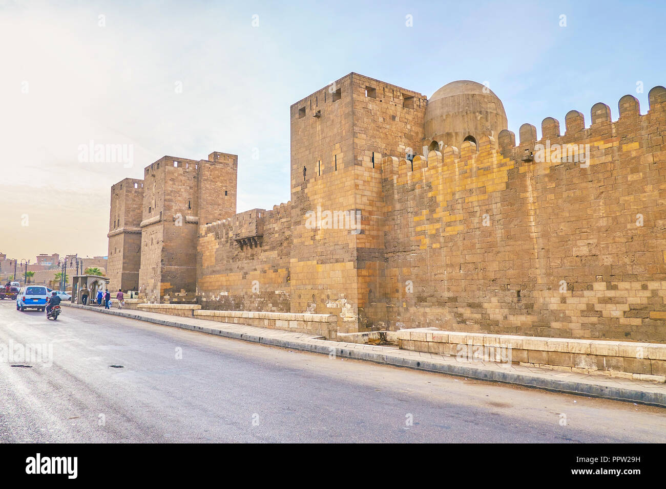 Il vecchio conserva parte della cinta muraria con Bab cancelli El-Nasr sullo sfondo, il Cairo, Egitto Foto Stock