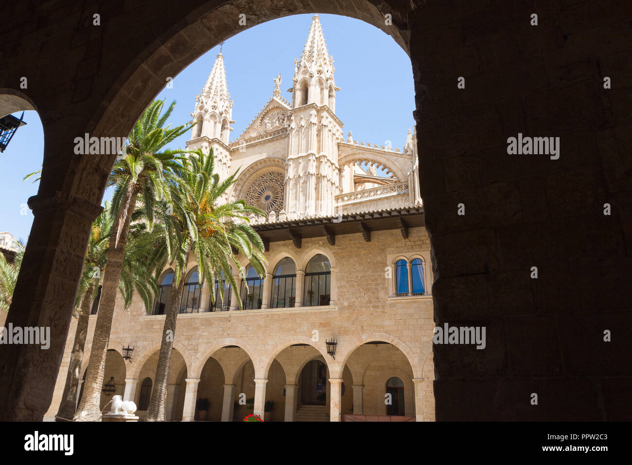 Almudaina Palace vista esterna con La Seu torri della cattedrale in background. Palma di Maiorca, isole Baleari, Spagna. Destinazione di viaggio Foto Stock