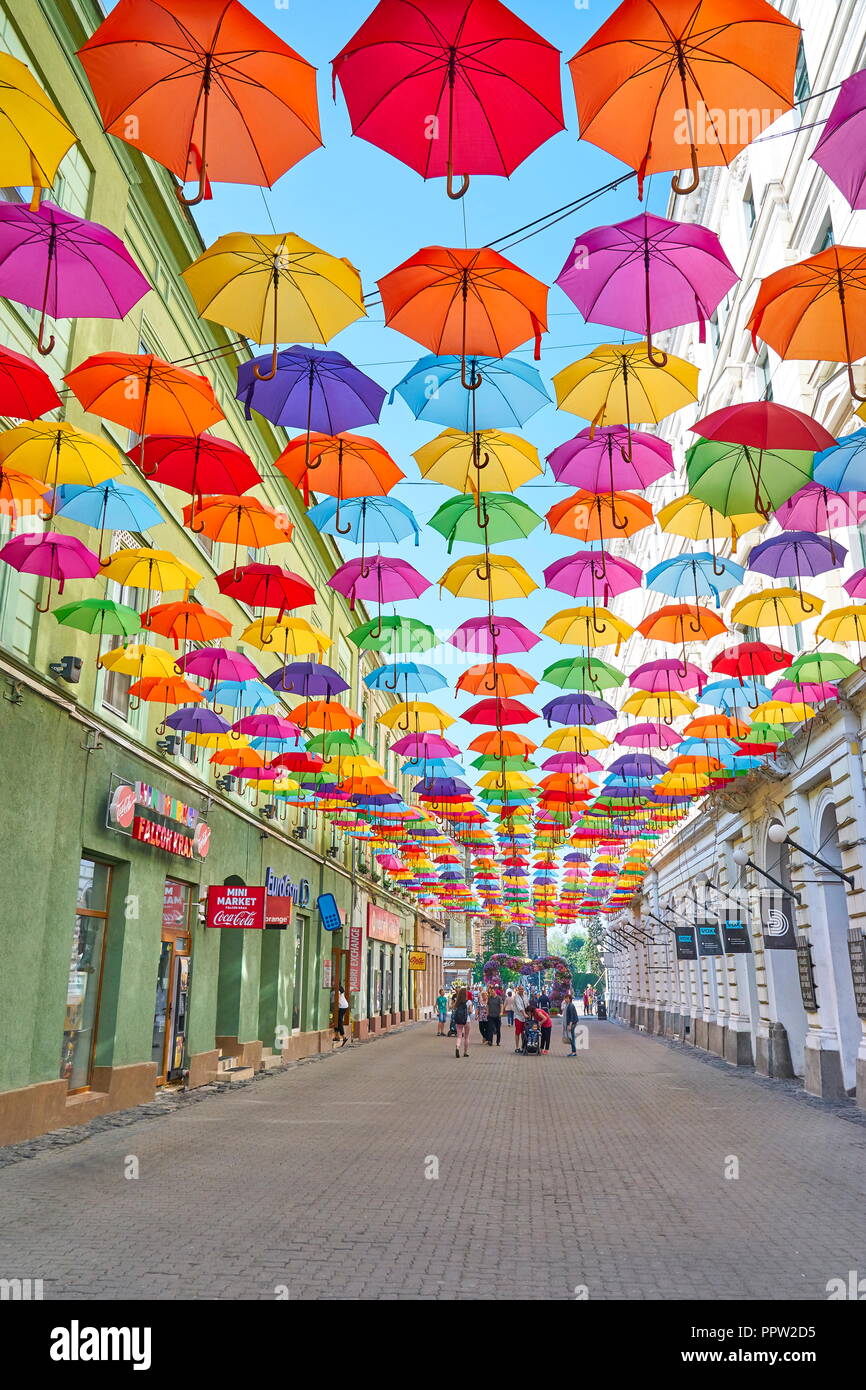 Colorful umbrella street immagini e fotografie stock ad alta risoluzione -  Alamy