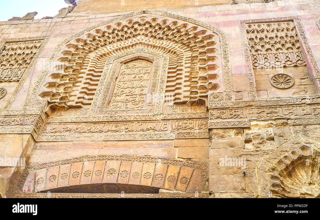 La bellissima pietra scolpita del portale con modello islamico del minareto di al-Salih Najm al-Din Ayyub complesso in Cairo islamico, Egitto Foto Stock