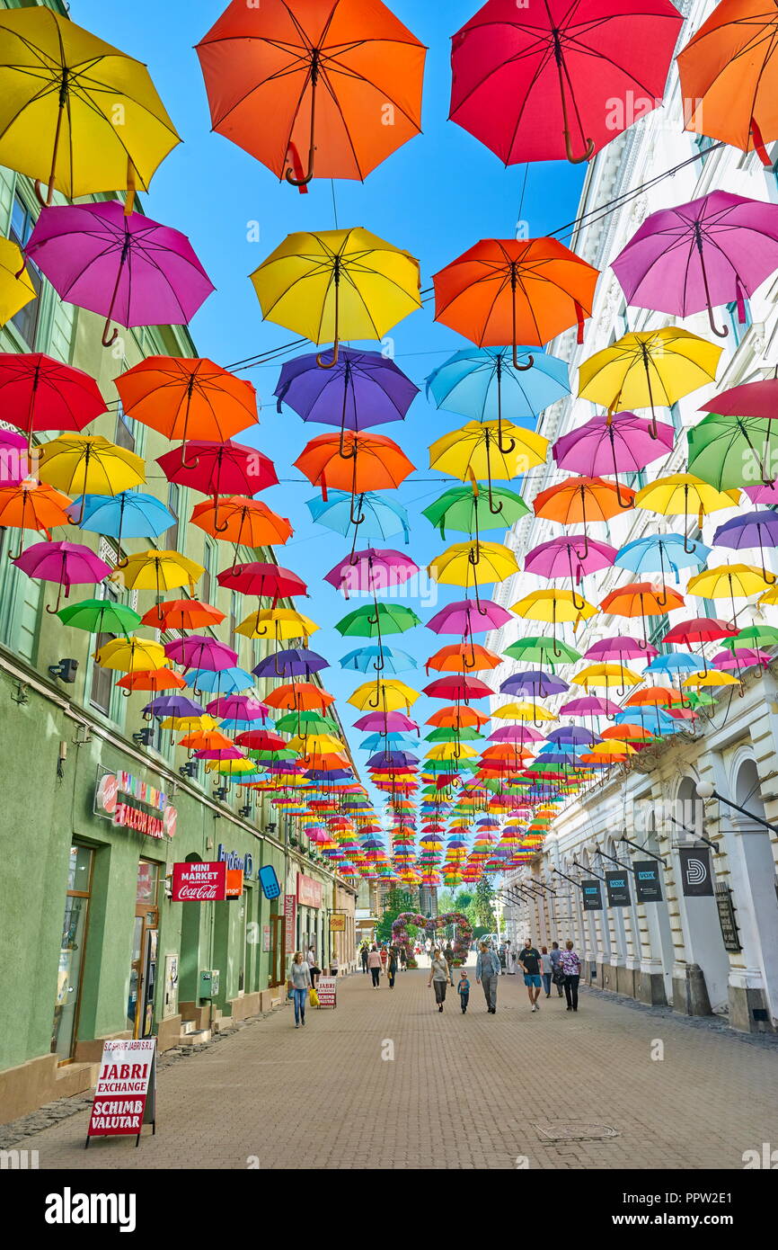 Street con ombrelloni colorati in Timisoara, Romania Foto Stock