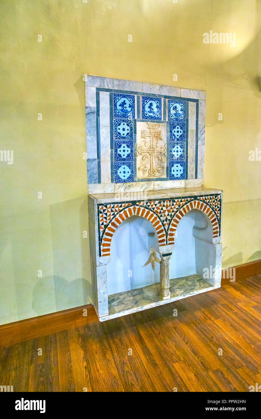 Il Cairo, Egitto - 23 dicembre 2017: il periodo medievale marmo mosaico elemento di decoro incassati nella parete del museo Copte, il 23 dicembre al Cairo Foto Stock
