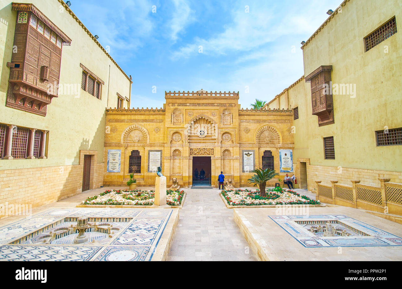 Il Cairo, Egitto - 23 dicembre 2017: la facciata dell'ingresso centrale del museo Copte con belle decorazioni scolpite in stile arabo, a dicembre Foto Stock